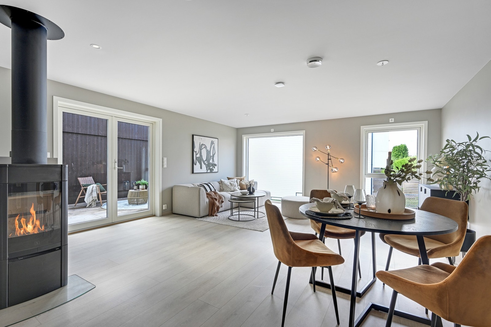 Boligens naturlige samlingspunkt er den store og lyse stuen med peisovn. Galleribilde