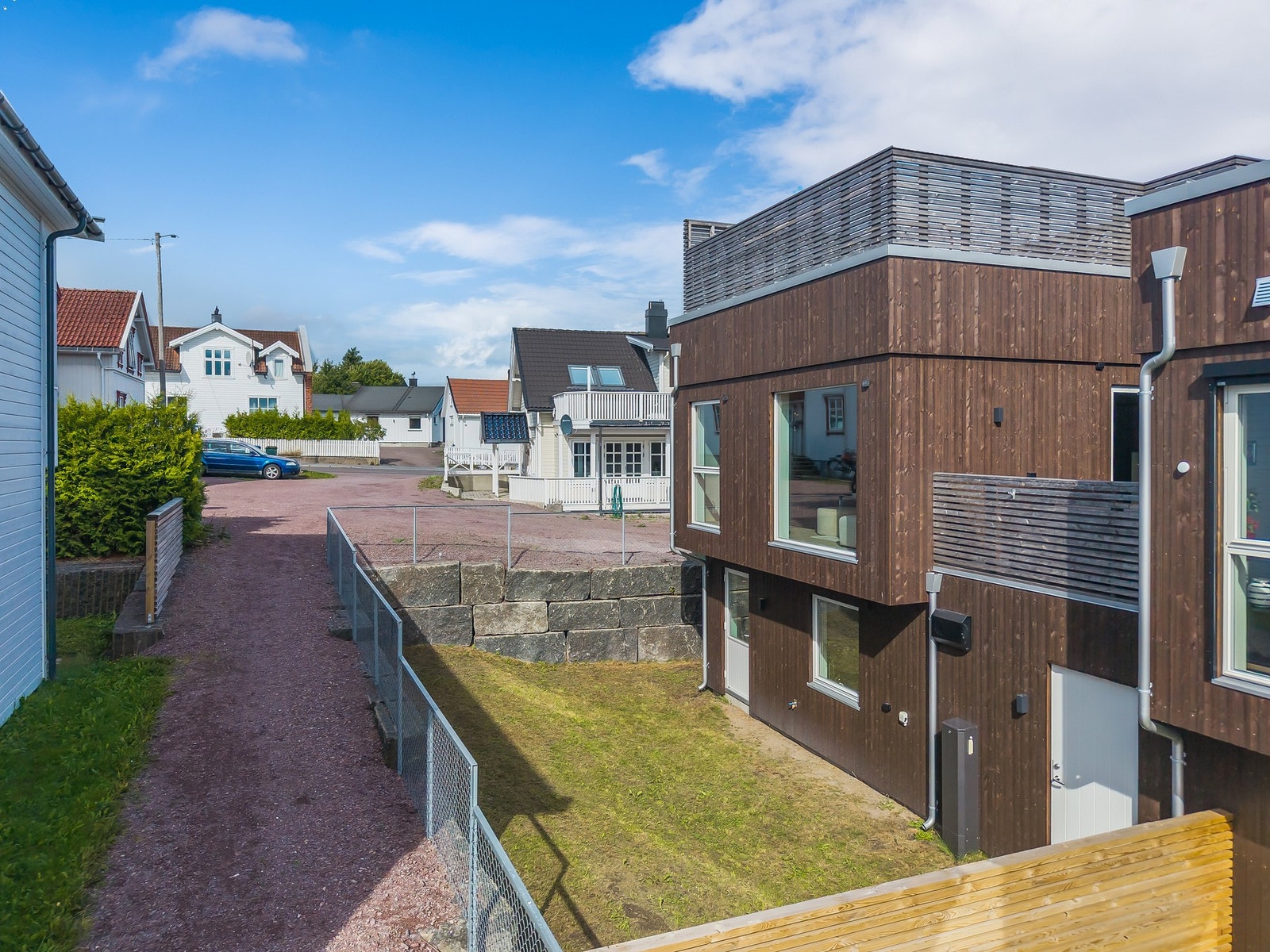 Boligen har to store terrasser - en på taket og en i tilknytning til stua - det er også en liten "hageflekk" Galleribilde