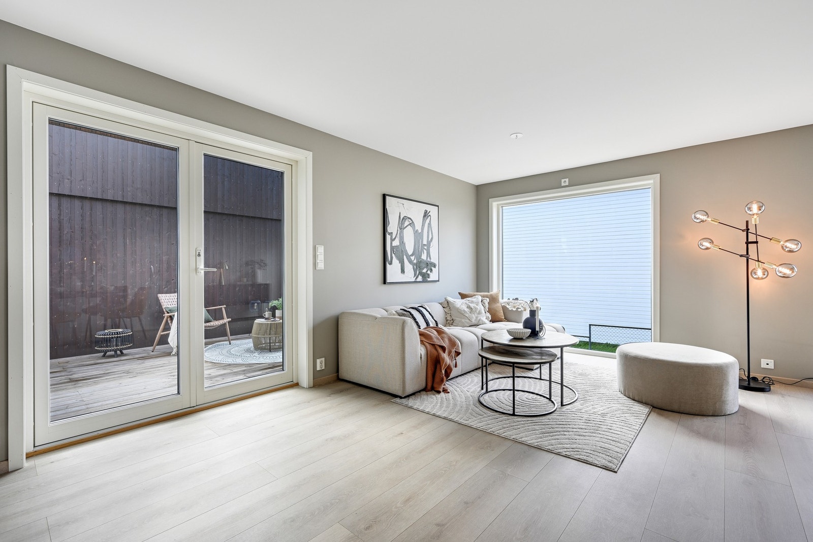 På gulvet er det pen laminat. Galleribilde