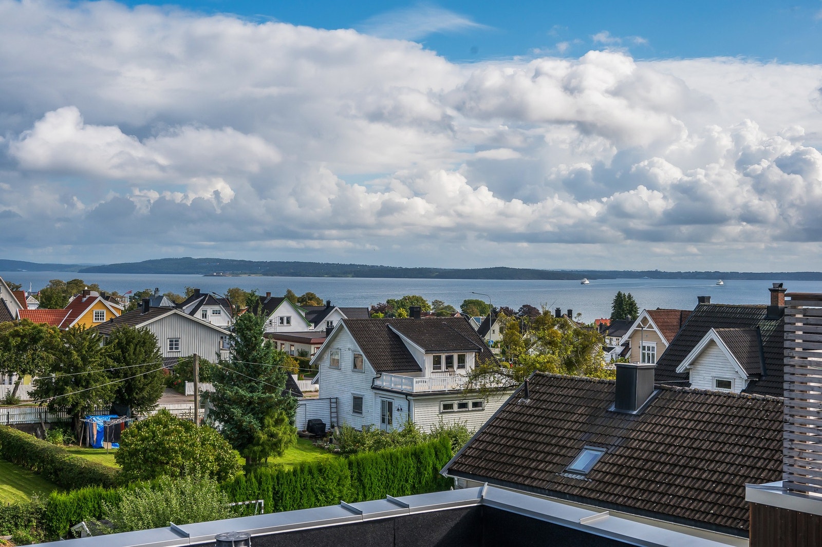 Boligen har hele tre uteplasser: to store terrasser og en liten hagedel. Galleribilde