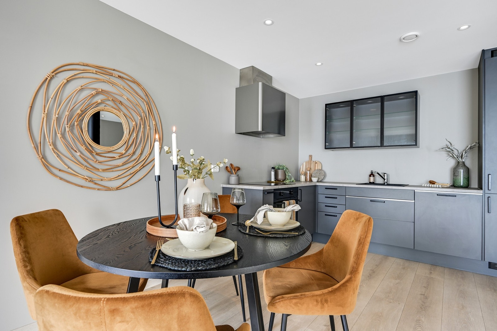 Sentralt plassert i hovedetasjen finner vi boligens pene kjøkken fra velkjente Sigdal. God plass for spisebord i tilknytning til kjøkkenet Galleribilde