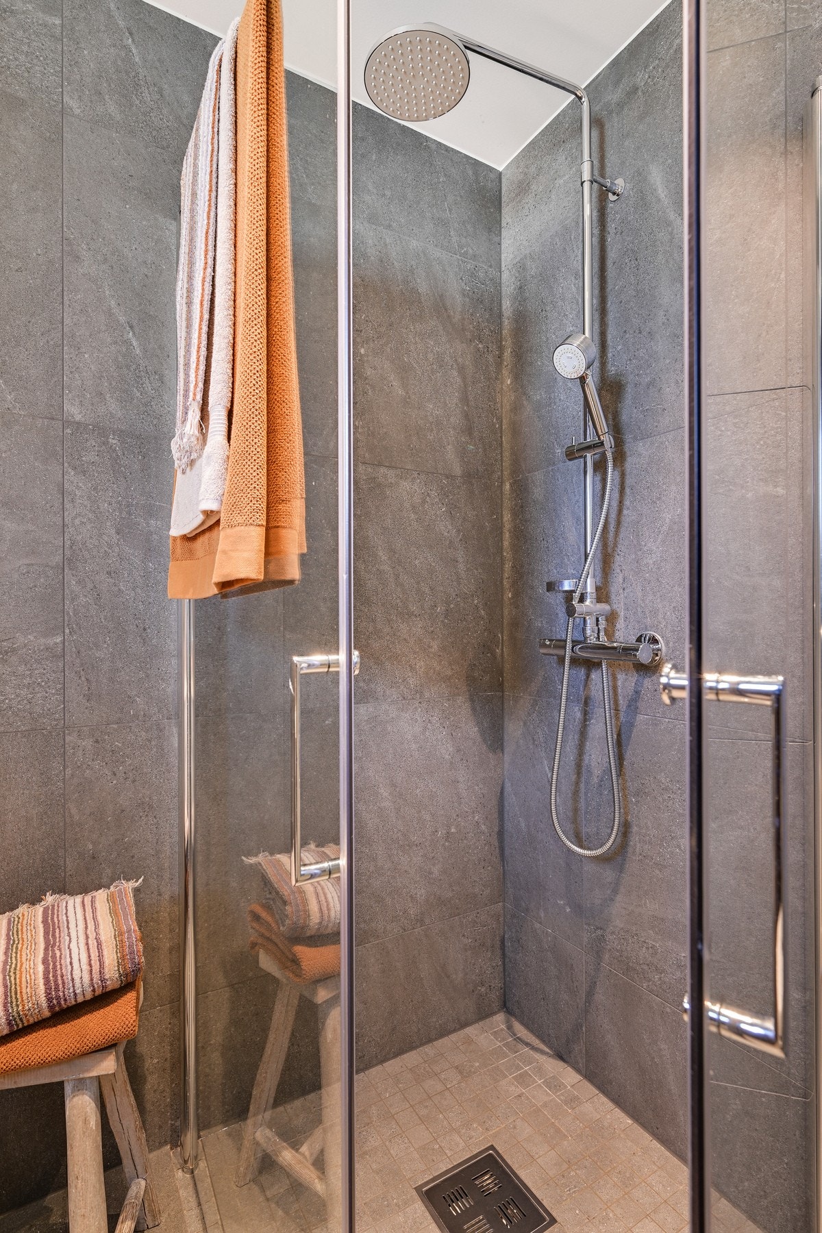 Dusjhjørne med "rainfall" Galleribilde