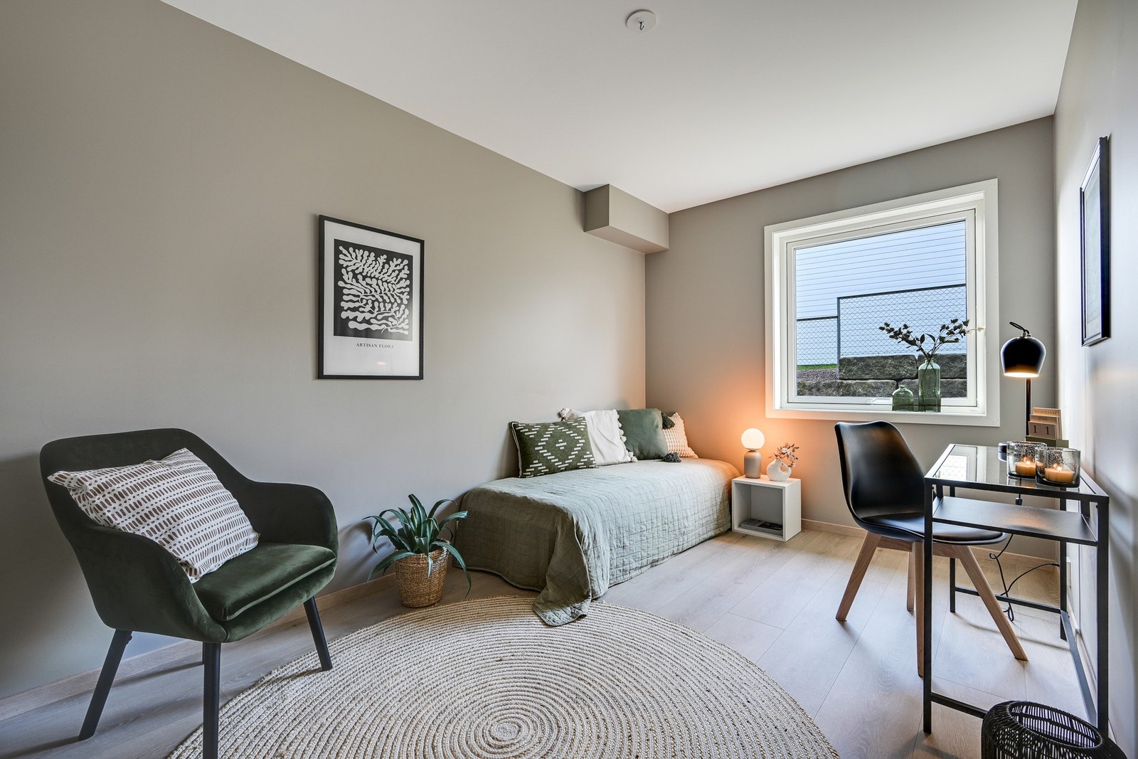 I 1. etasje finner vi 3 av boligens 4 soverom. Her ser vi soverom nr. 2 Galleribilde