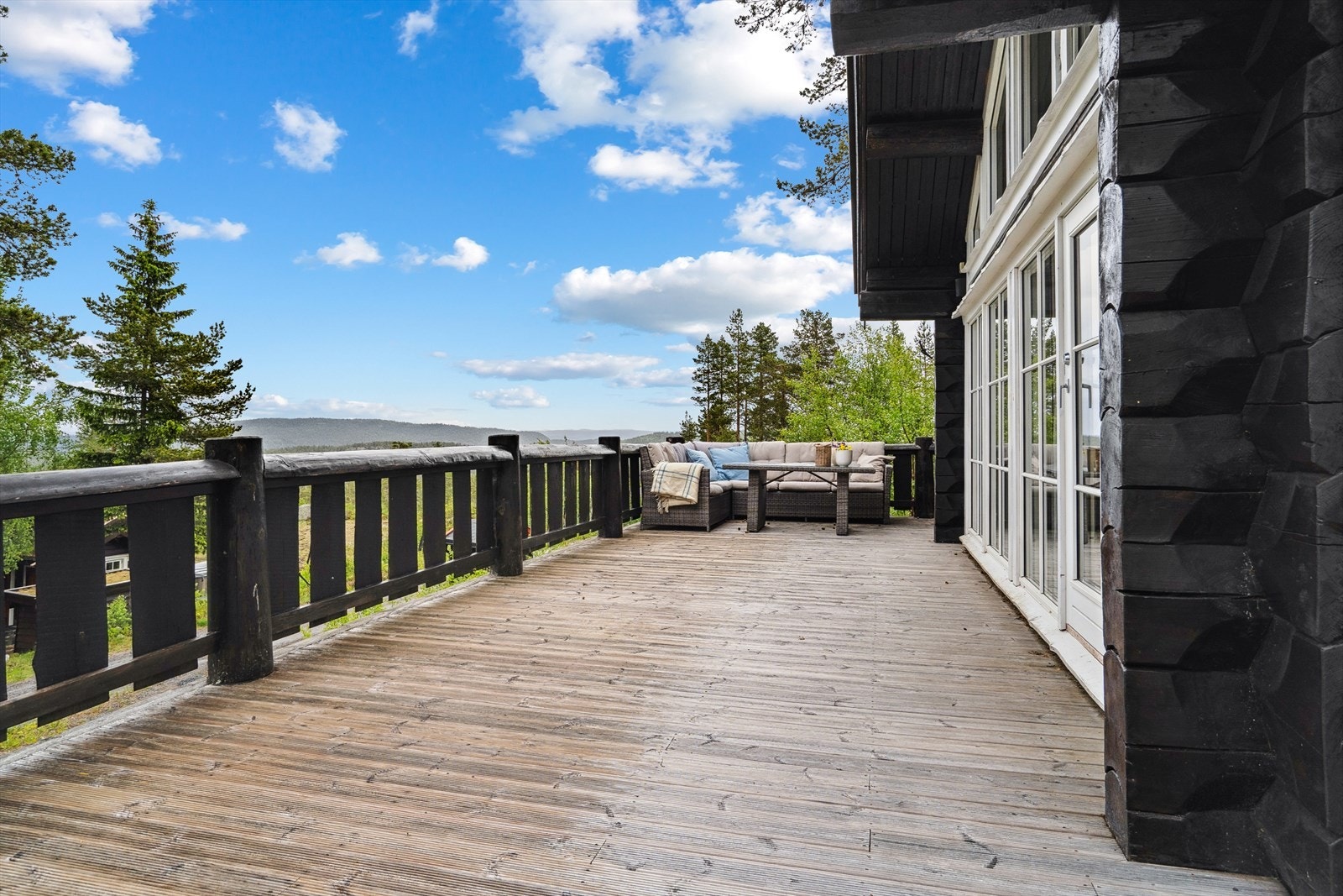 Hytta kan også by på en romslig terrasse på ca. 126 kvm som omkranser hele hytten Galleribilde