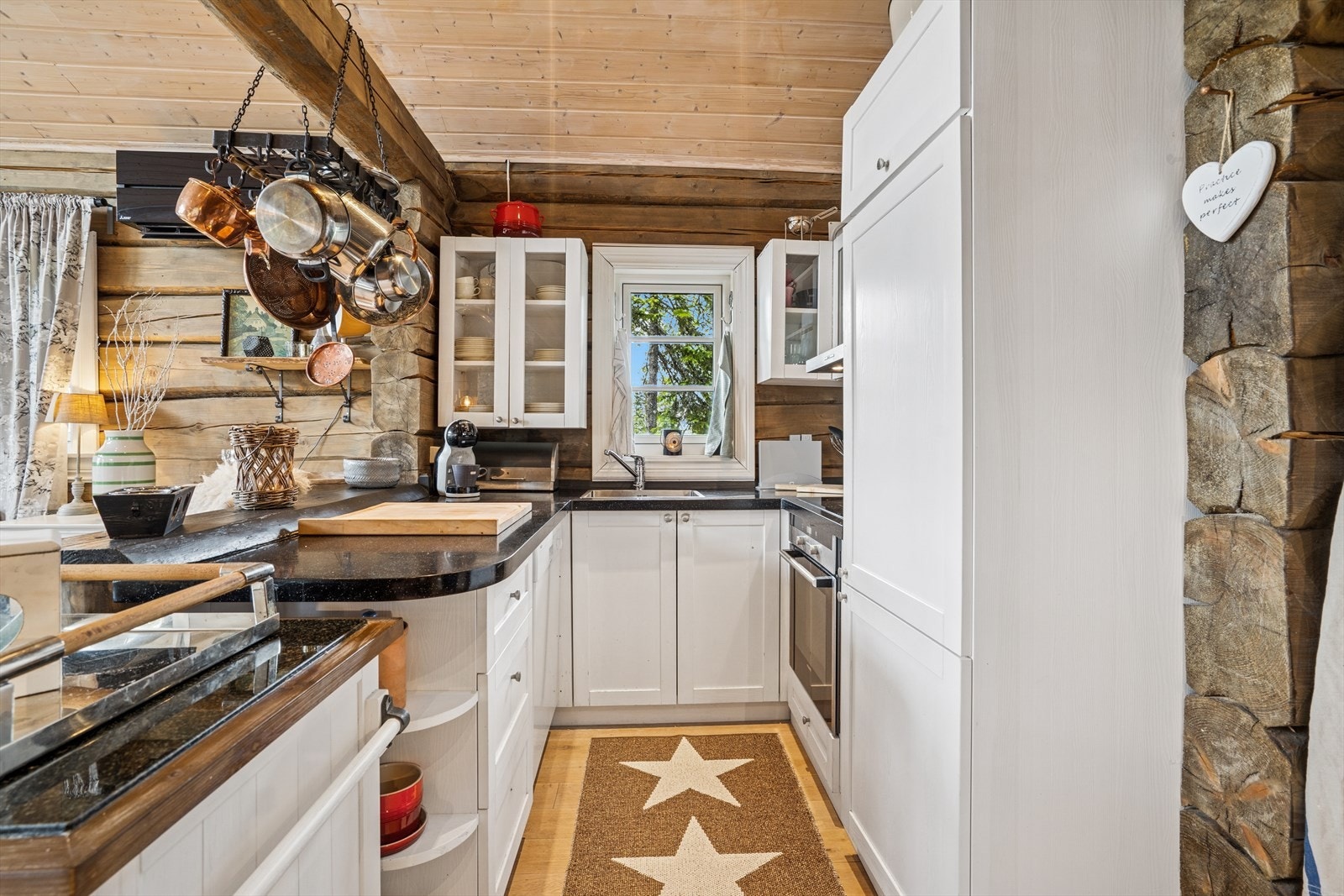 Lyst kjøkken innredet med profilerte fronter. Benkeplaten er av laminat Galleribilde