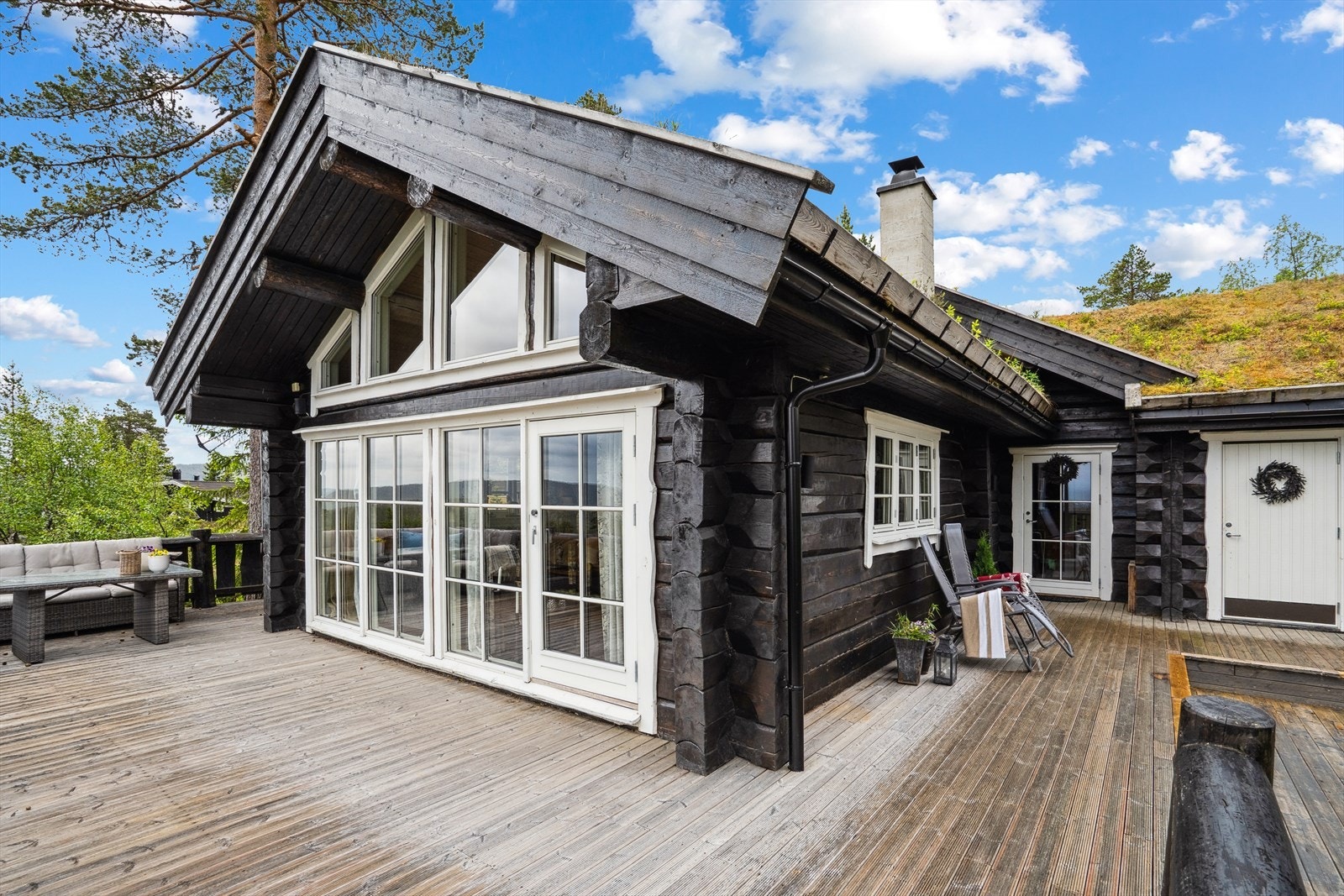 Hyggelig inngangsparti og terrasse rundt hytta. Galleribilde