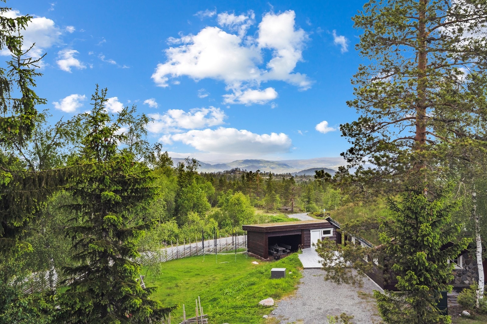 Det er gode solforhold og utsikt mot Norefjell og omkringliggende fjellområder, med et område som byr på fantastiske turmuligheter året rundt! Galleribilde