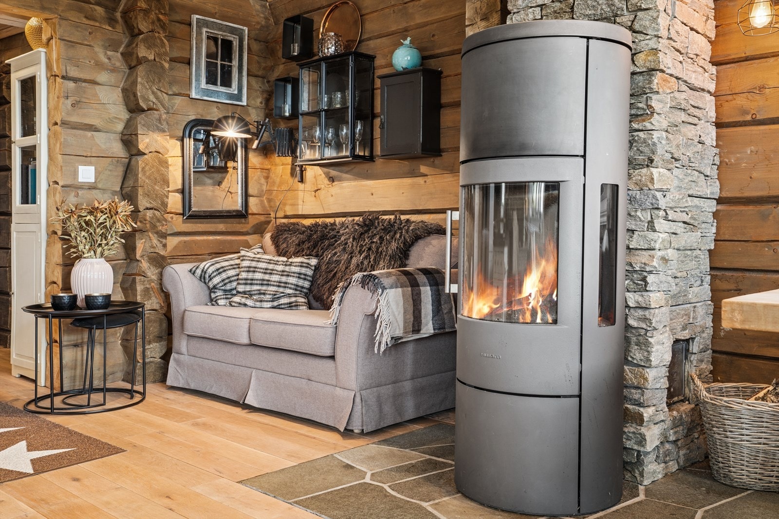 Lun og koselig krok med vedovn som bidrar til varme og stemning Galleribilde