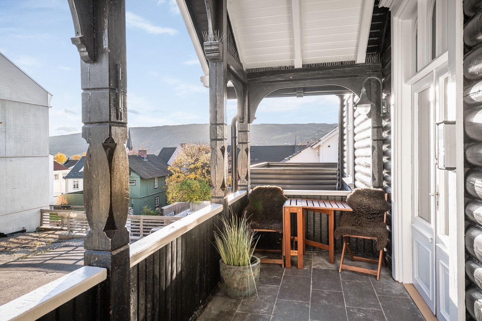 Hyggelig hovedinngang til leilighetene i 1 og 2 etg Galleribilde