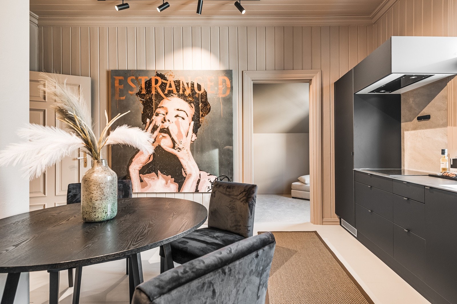 Romslig og meget lekker leilighet i en gammel ærverdig bygård i Bankgata 29. Galleribilde