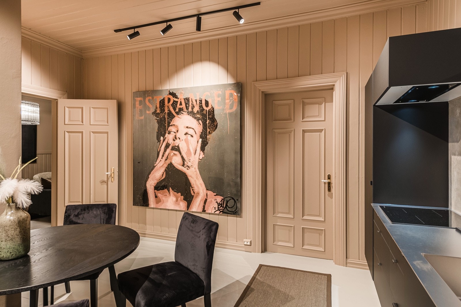 Romslig og meget lekker leilighet i en gammel ærverdig bygård i Bankgata 29. Galleribilde