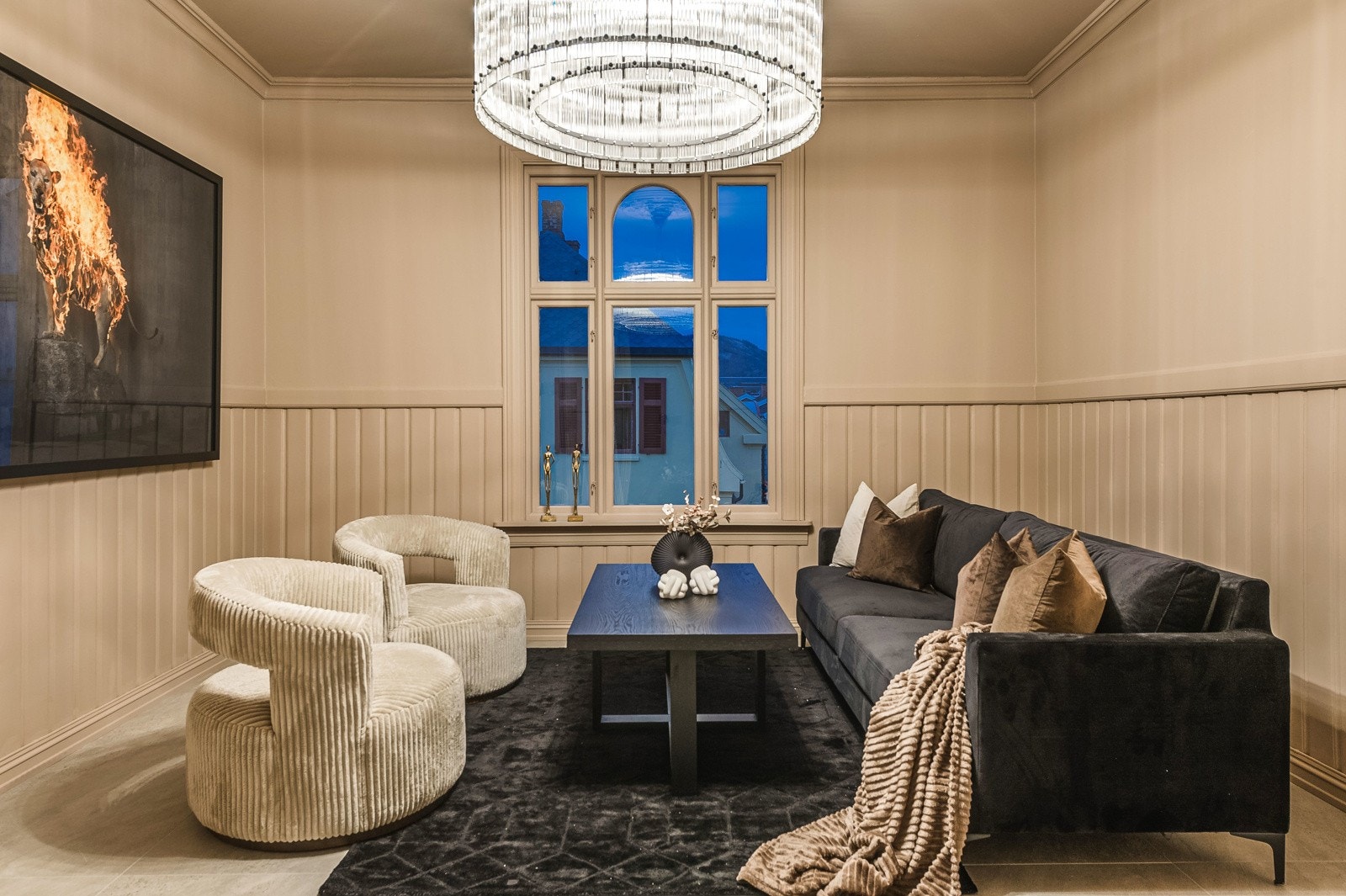 Lekker lysekrone i stue følger leiligheten Galleribilde