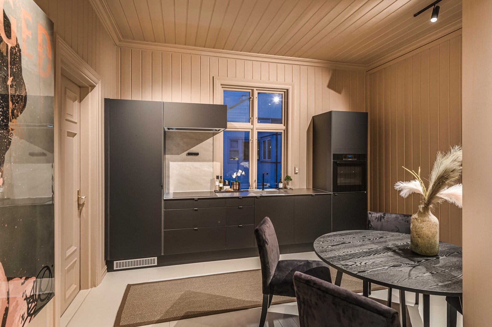 Kjøkken med god plass til spisestue Galleribilde