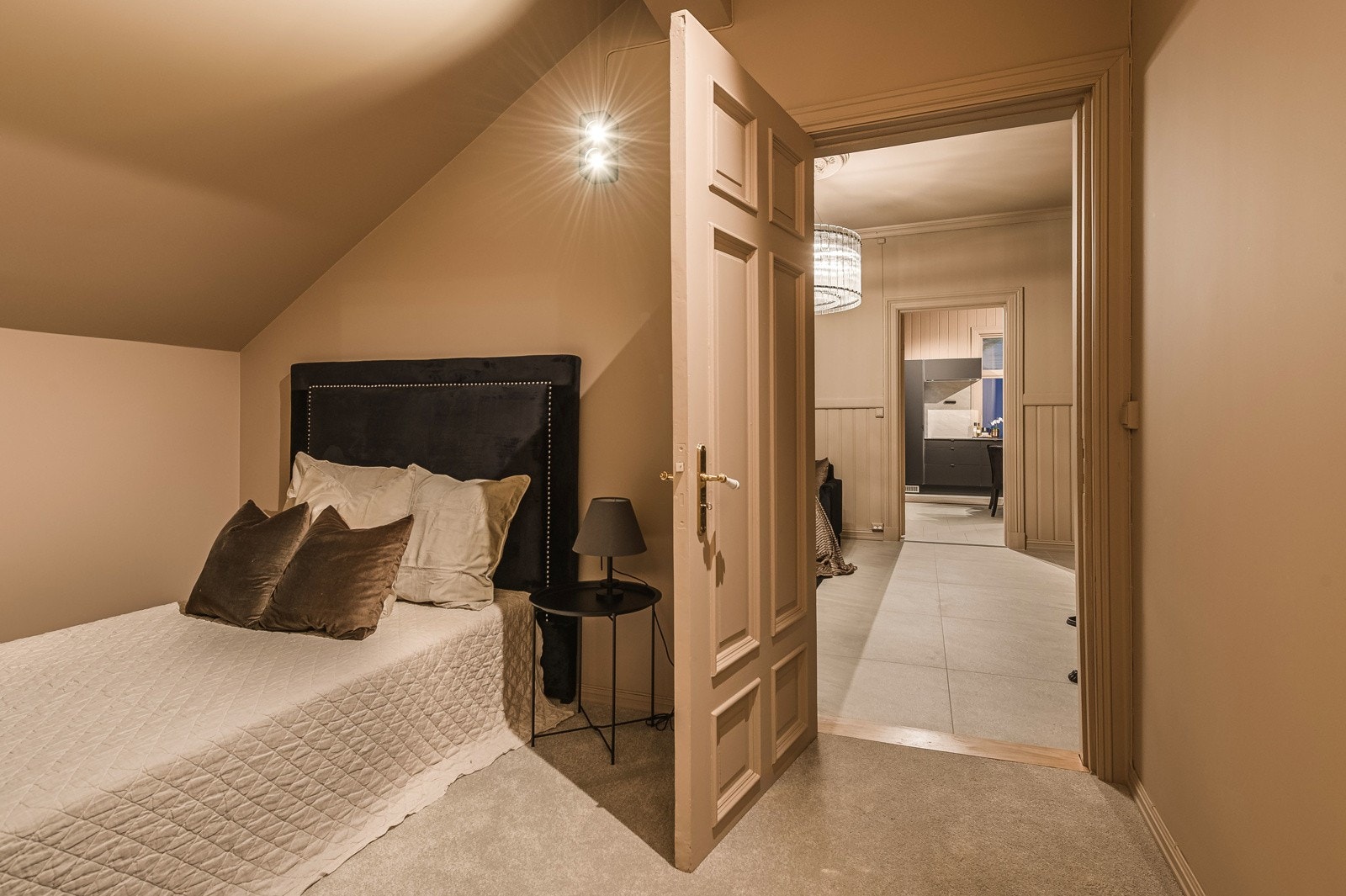 Det er to soverom i ene enden av leil og ett i den andre. Mellom rommene er det et praktisk disponibelt rom/TV-stue Galleribilde