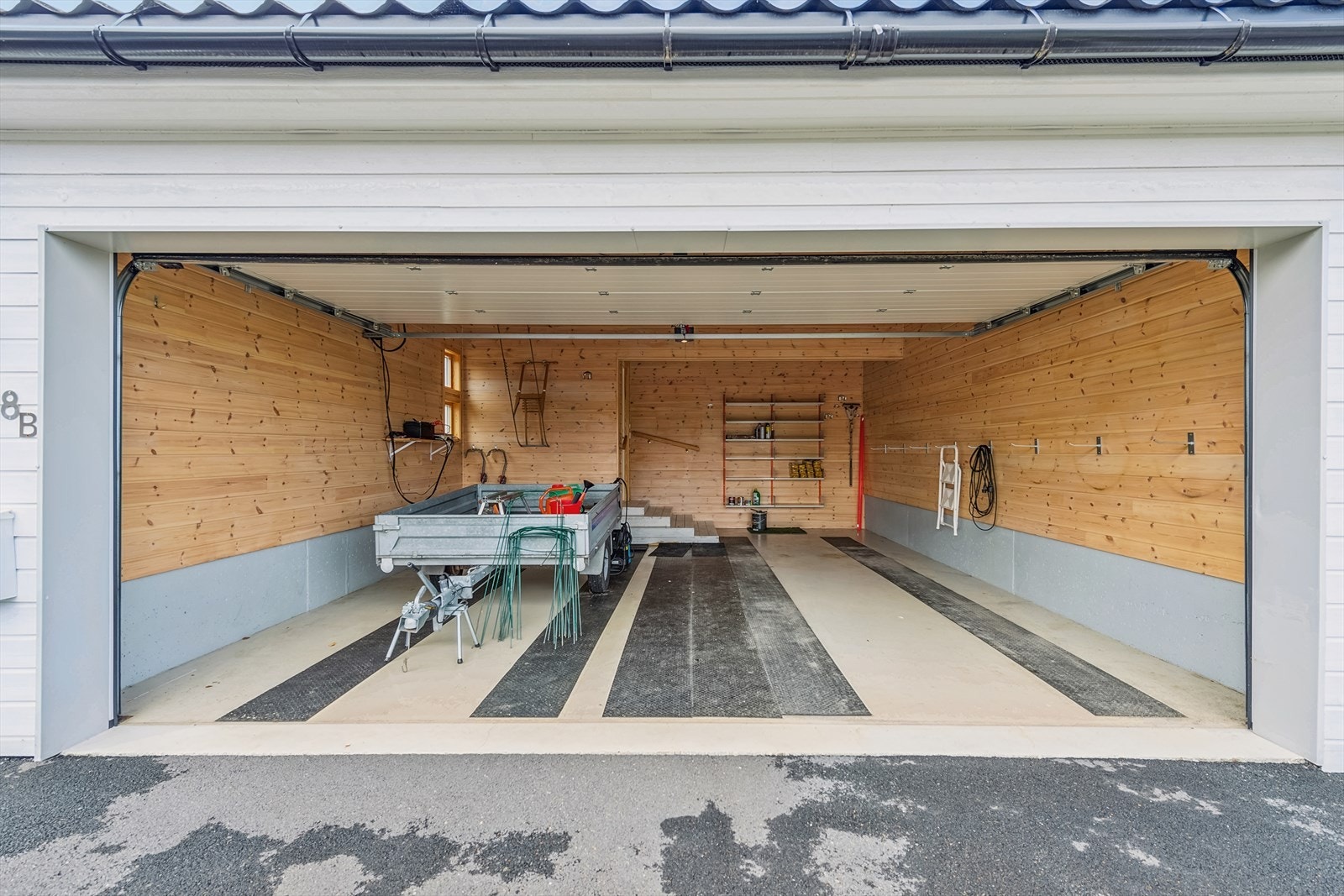 Parkering er tilgjengelig i dobbelgarasje. Galleribilde