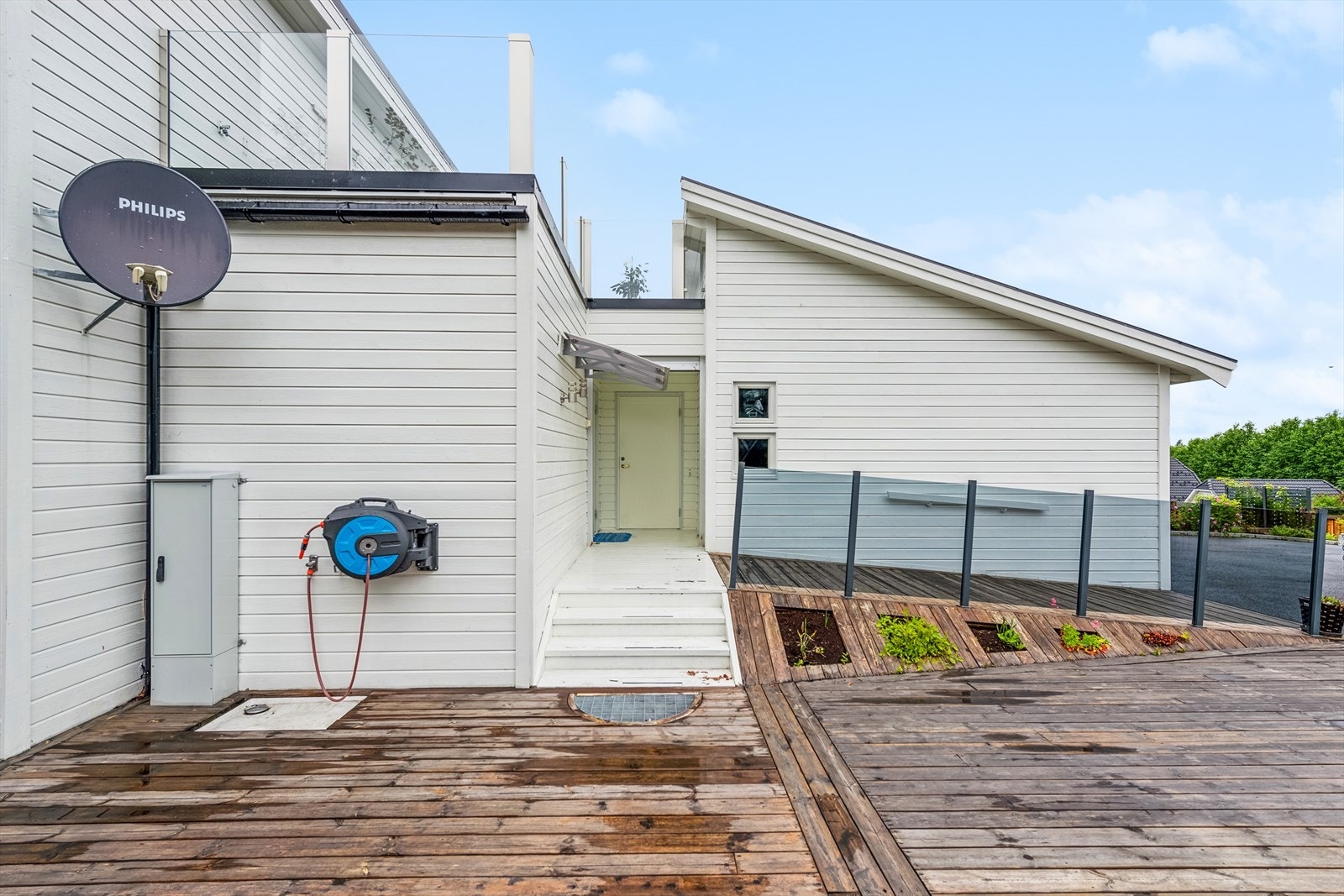 Boligen er tilgjengelig via et overbygget inngangsparti med trapp og rullestolrampe. Galleribilde