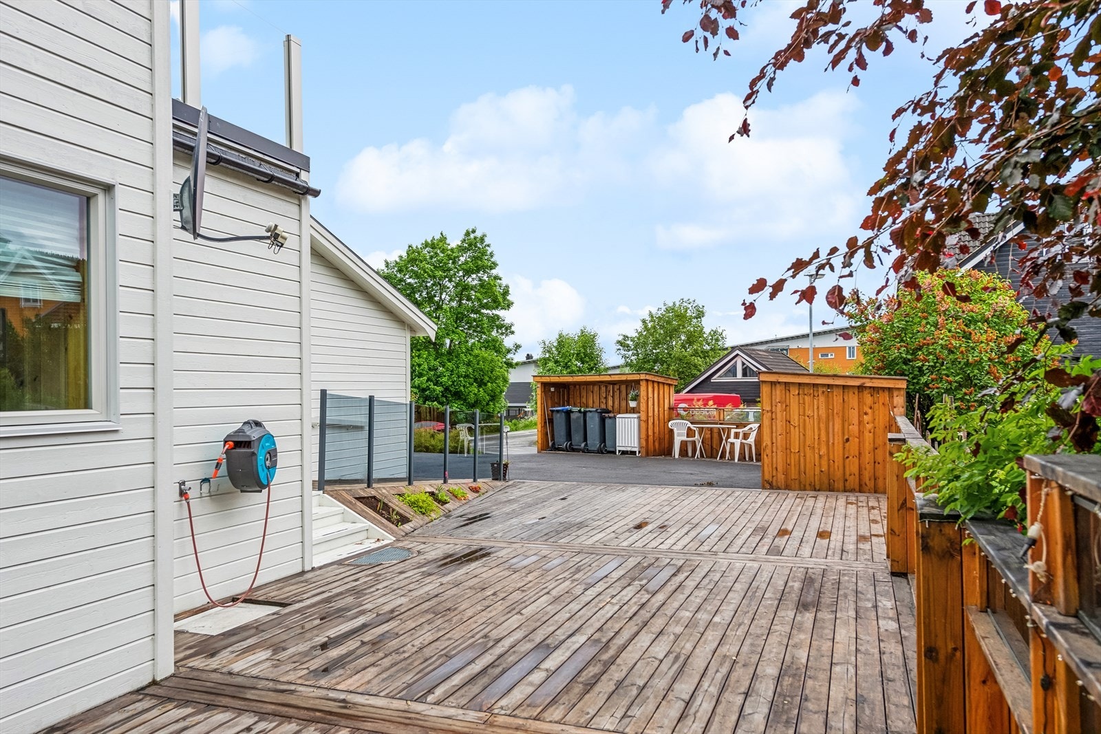 Terrasse platting i forbindelse med inngangspartiet. Galleribilde