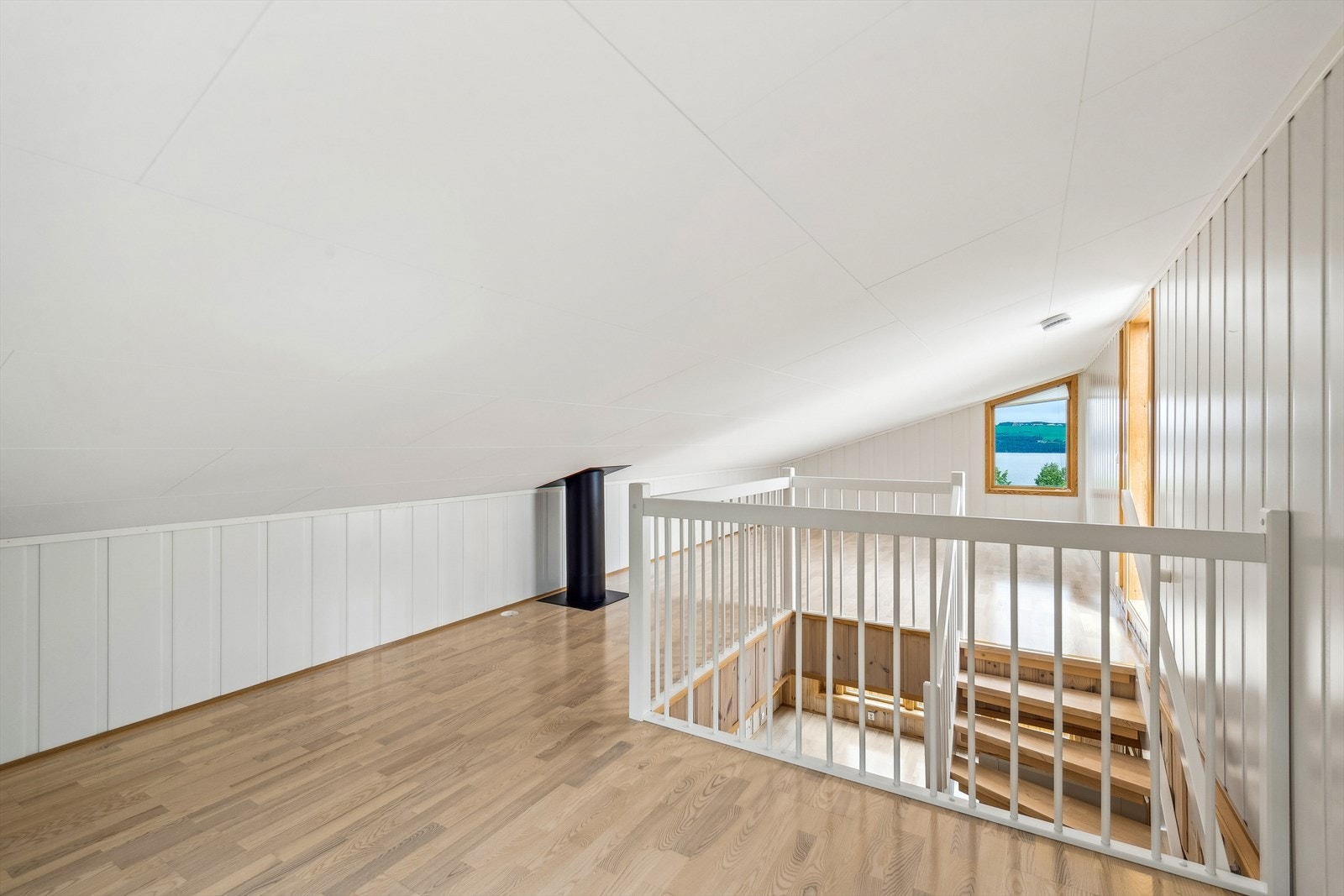 Loftetasjen er godkjent som gjestehems og har utgang til en flott takterrasse. Galleribilde