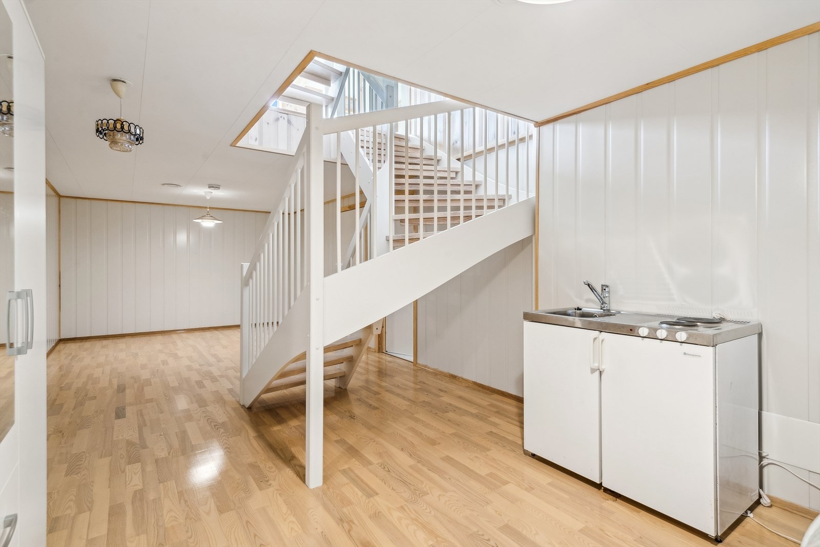 Det er innredet med hybelkjøkken. Galleribilde