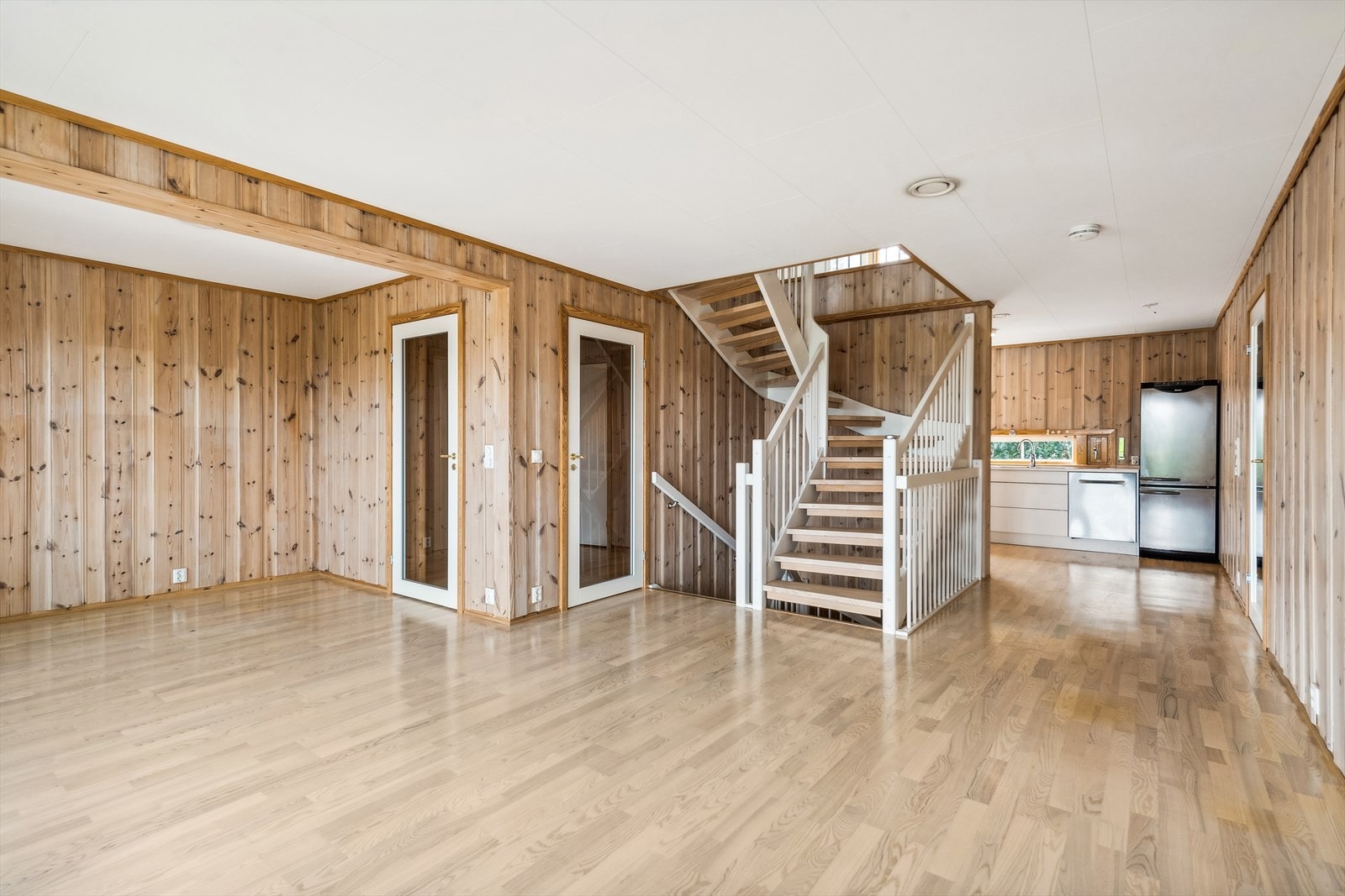 I praktisk tilknytning til kjøkkenet er det en naturlig plass for spisebordet, hvor måltidene kan nytes. Galleribilde