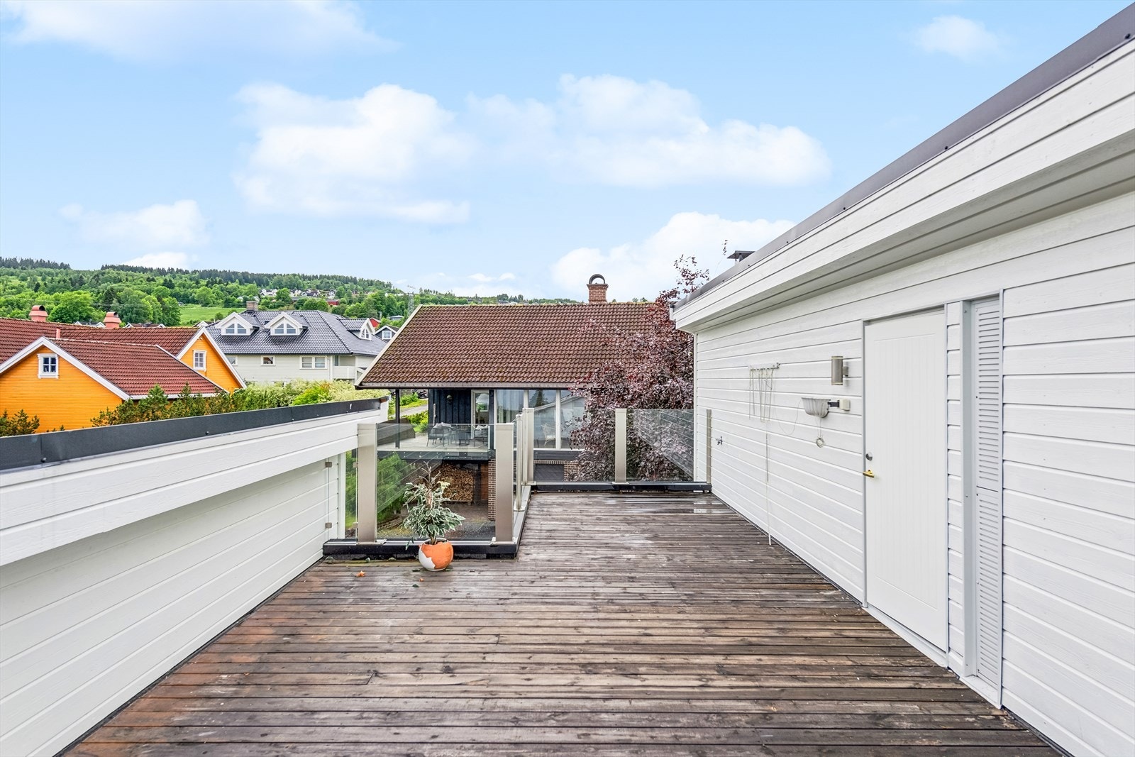 Terrassen tilbyr rikelig med plass for utemøbler, grill og alt annet du måtte ønske for utendørs hygge. Galleribilde