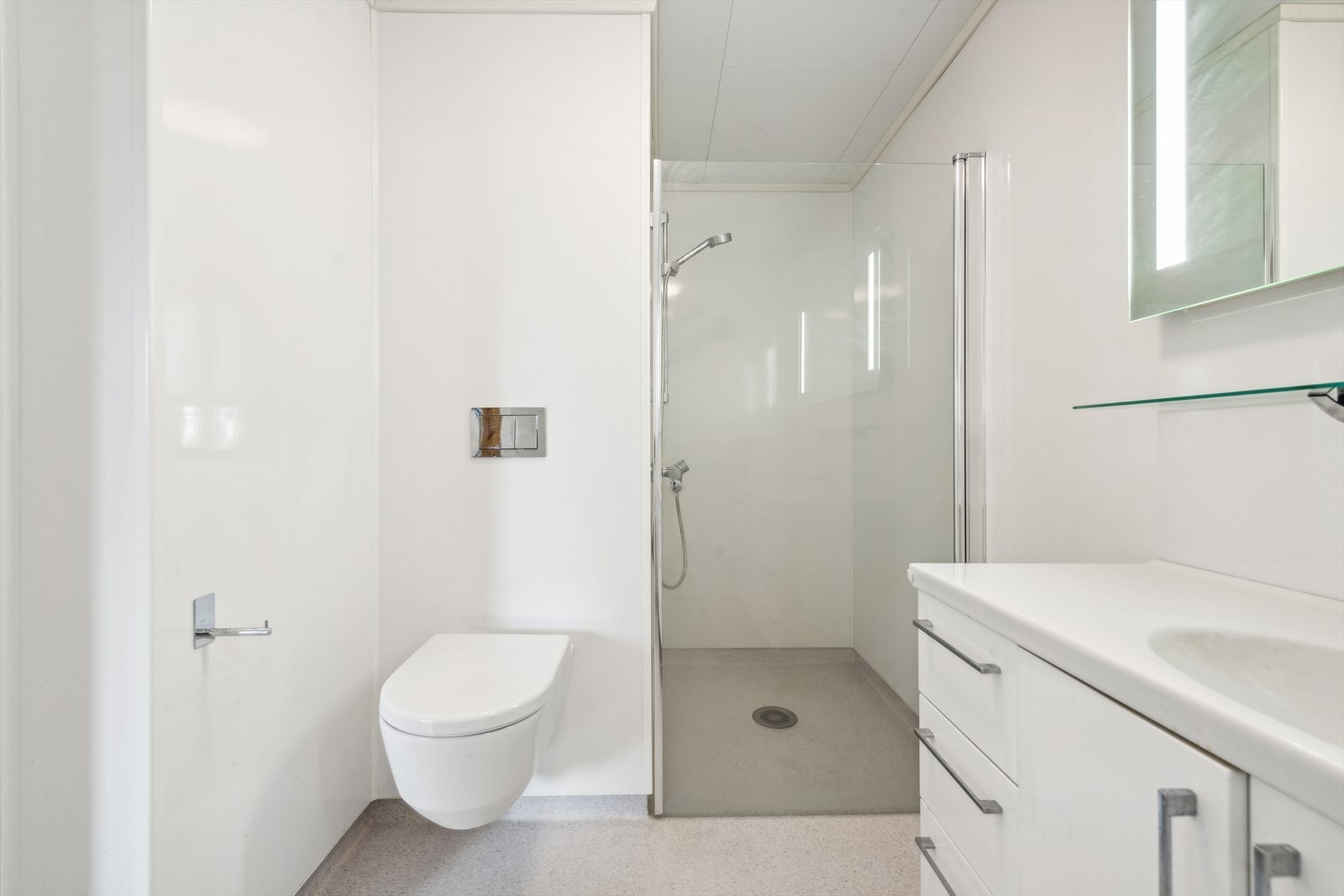 Badet som ligger i tilknytning til soverommet har behagelig gulvvarme. Galleribilde