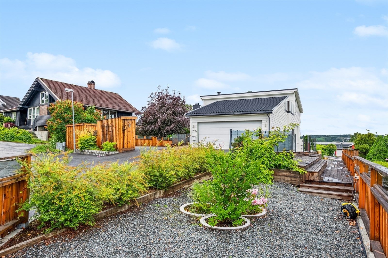 Eiendommen er opparbeidet med fine og solrike uteområder. Galleribilde