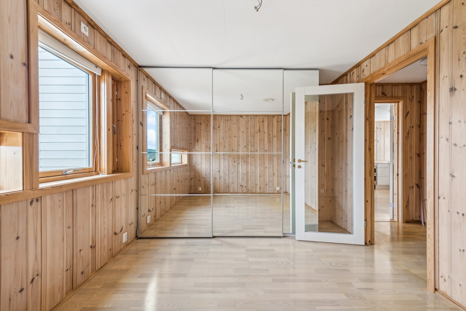 Soverommet er av god størrelse med plass til seng og tilhørende møblement og oppbevaring. Galleribilde