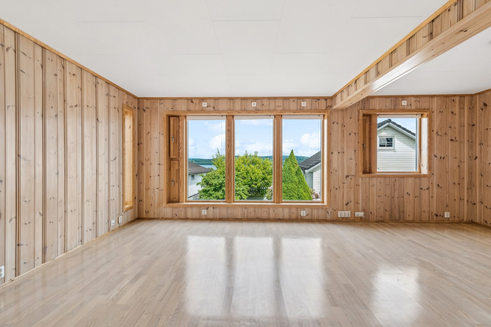 De store vinduene fyller rommet med naturlig dagslys, og du kan nyte et fint utsyn. Galleribilde