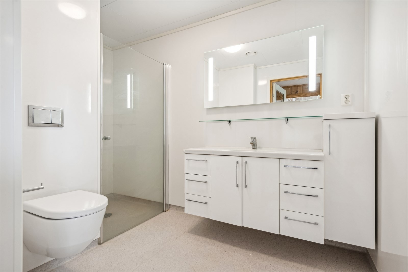 Boligen inneholder tre bad og et praktisk teknisk rom/vaskerom, alle med belegg på gulvet og våtromsplater på veggene. Galleribilde