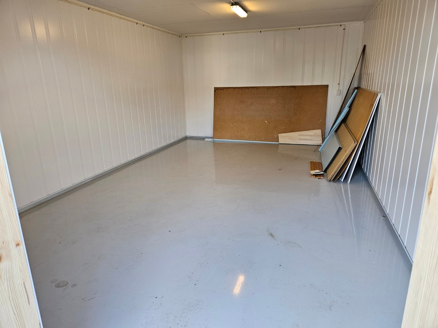 Selgers private foto - viser stor bod med epoksy gulv. Galleribilde
