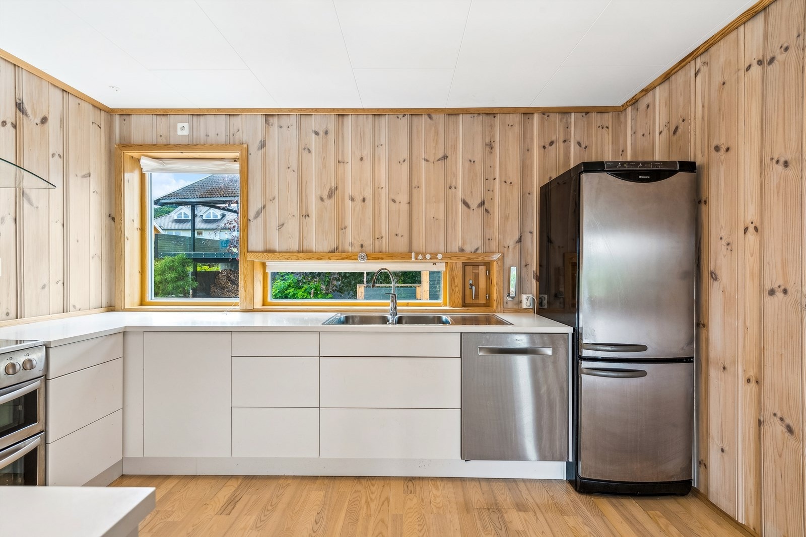 Kjøkkenet har nisjer for frittstående komfyr, oppvaskmaskin og kjøleskap. Galleribilde