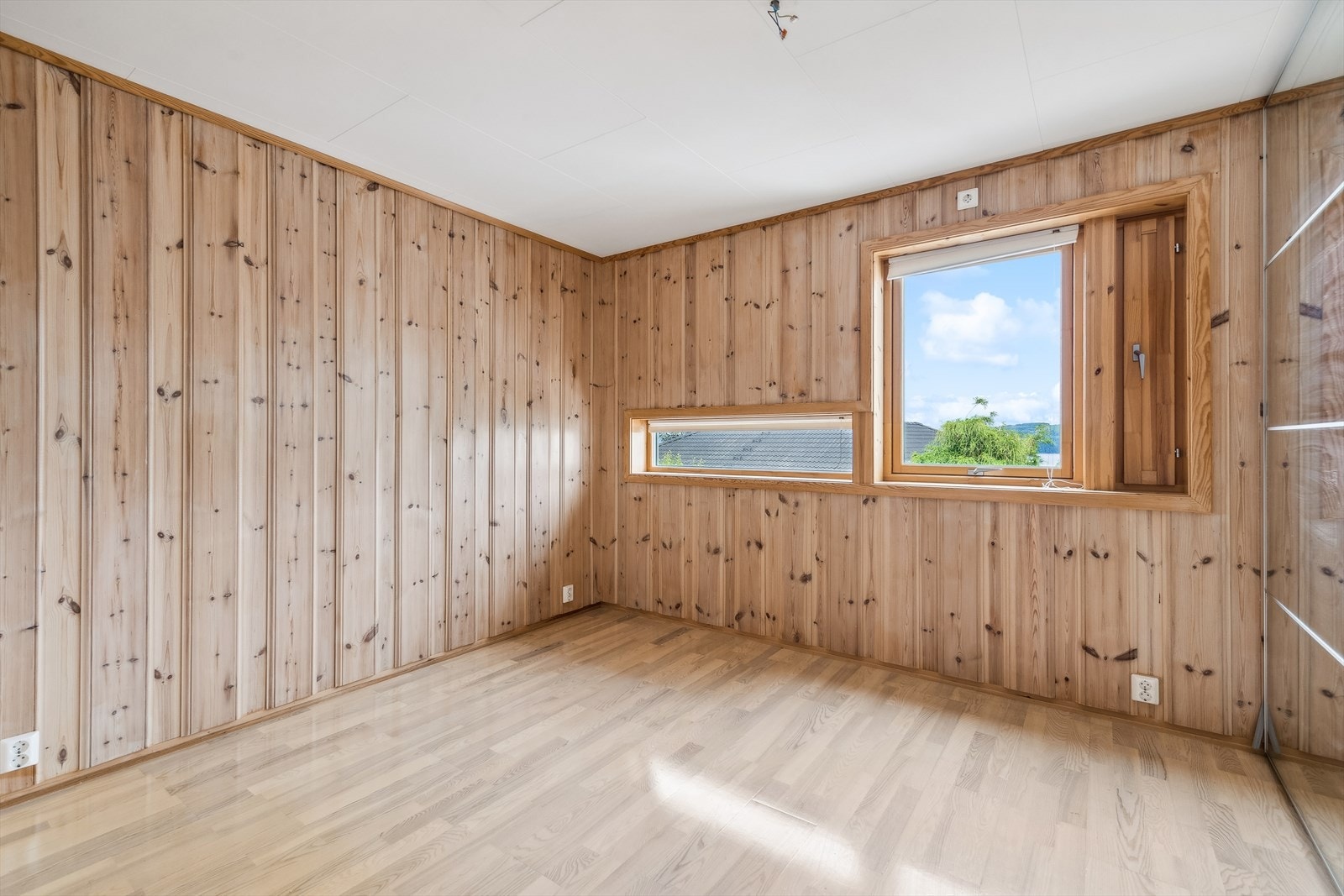 Videre inneholder boligen et romslig soverom. Galleribilde