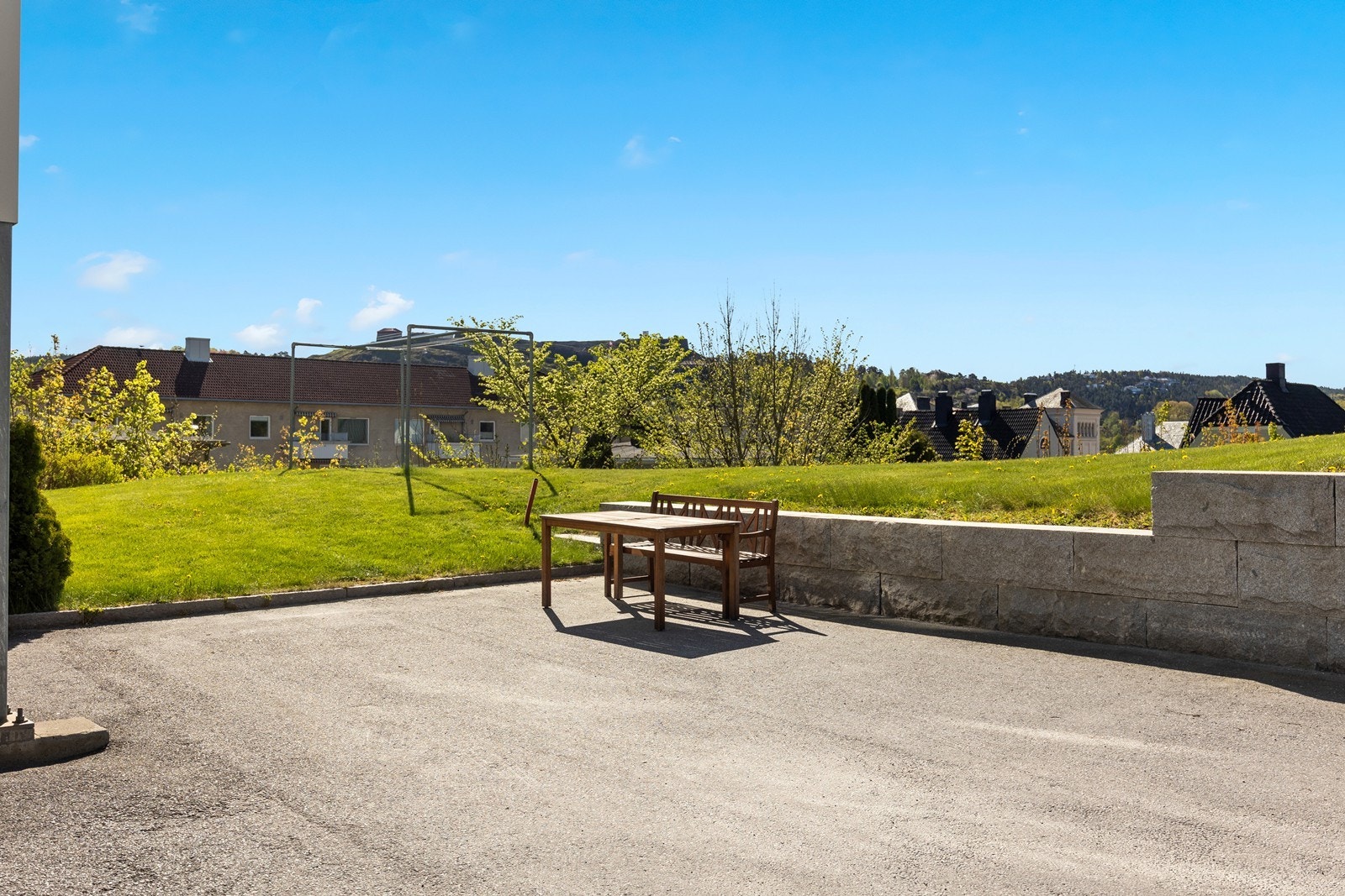 Pent opparbeidet fellestomt for hele borettslaget. Her er det asfaltert p-plass og trappefri adkomst til fellesinngang og heis nede. Forøvrig består tomten av store plenområder, busker og trær. Galleribilde