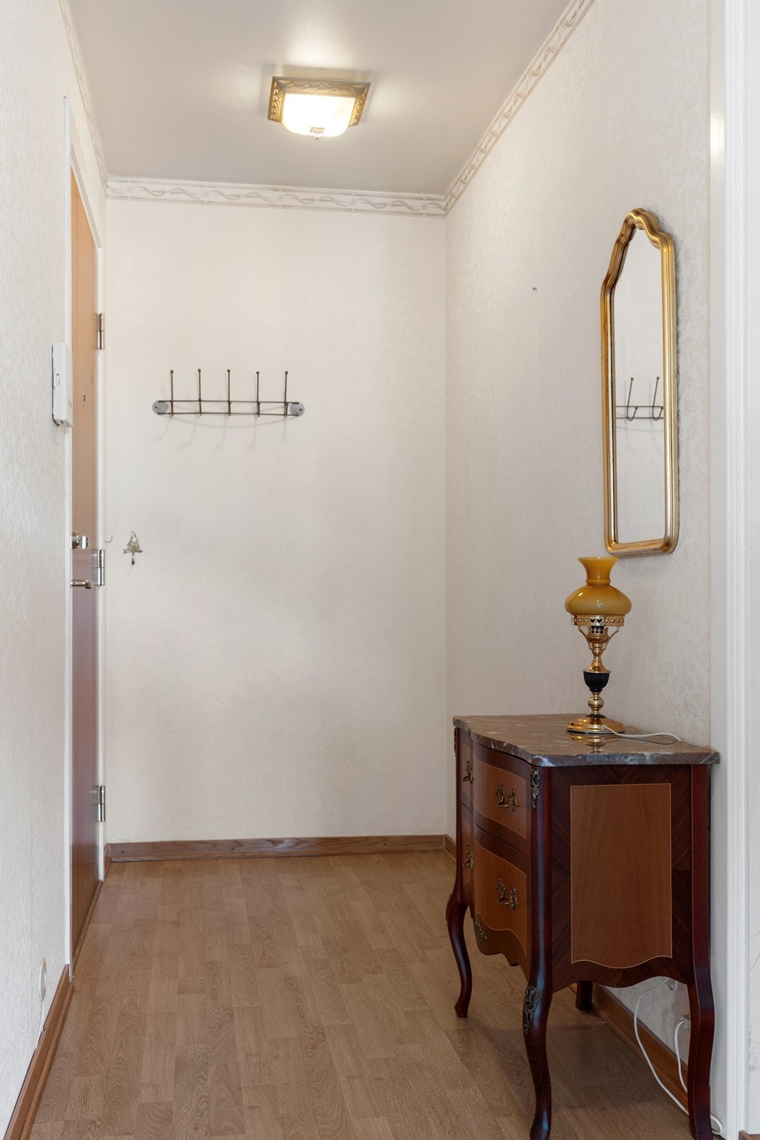 Trivelig gang med plass til å henge fra seg yttertøy. Galleribilde