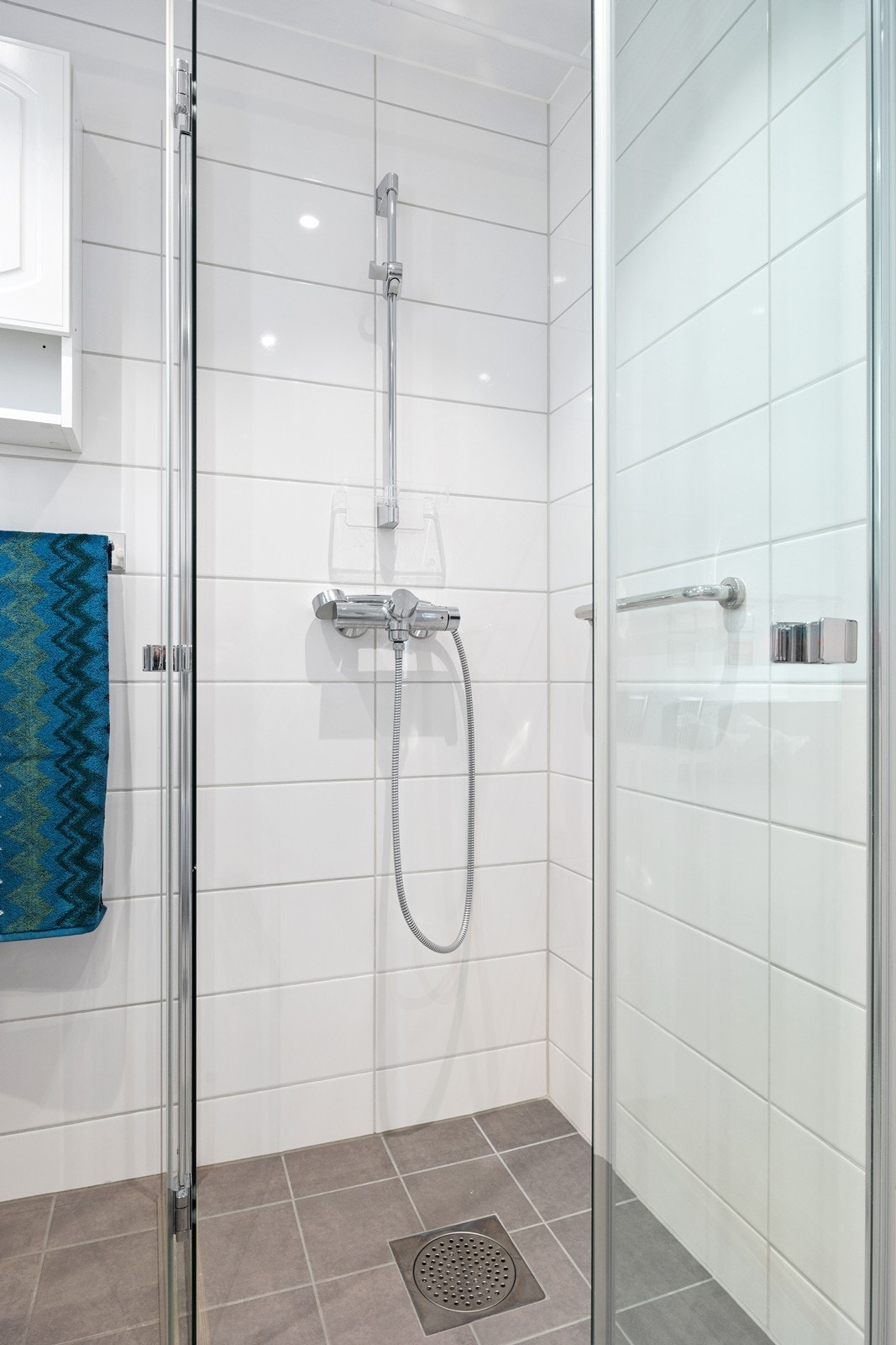 Dusjsonen er utstyrt med innfellbare glassvegger som gir fleksibilitet og god plassutnyttelse. Galleribilde