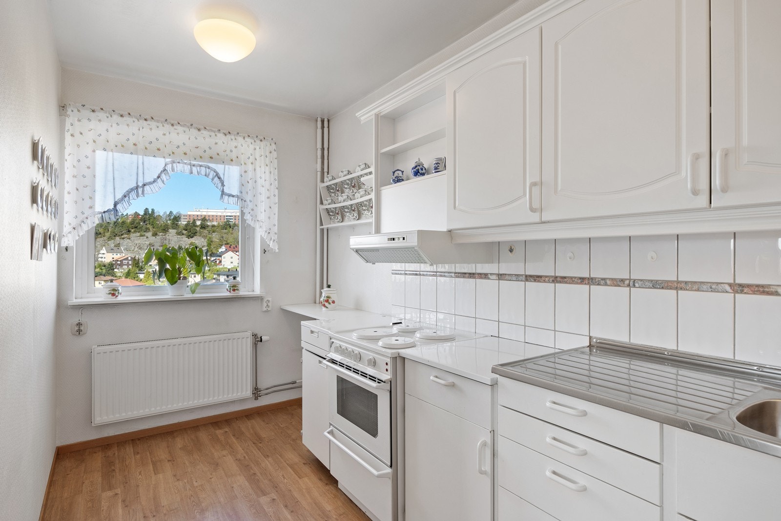 Plass til et lite spiebord ved vindu på kjøkken. Galleribilde