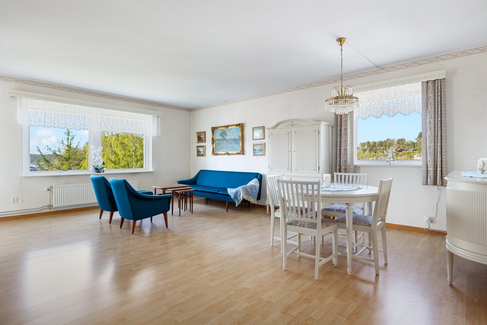 Store vindusflater slipper inn rikelig med naturlig lys. Galleribilde