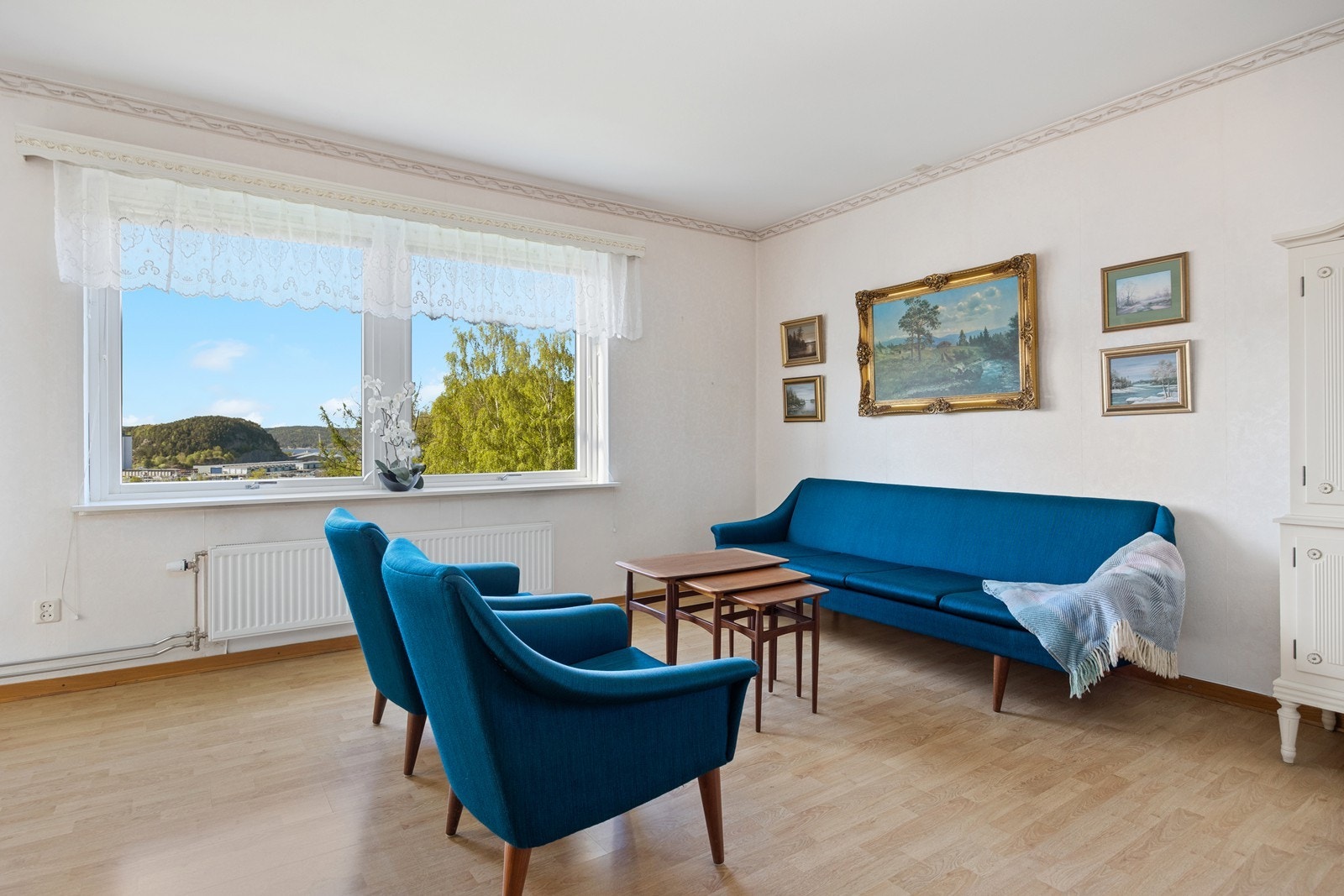 Stuen har laminat på gulv, tapet på vegg og malt slett hvit himling. Galleribilde