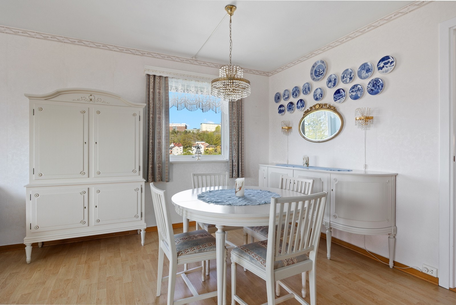 God plass til spisestue med tilhørende møbler. Galleribilde