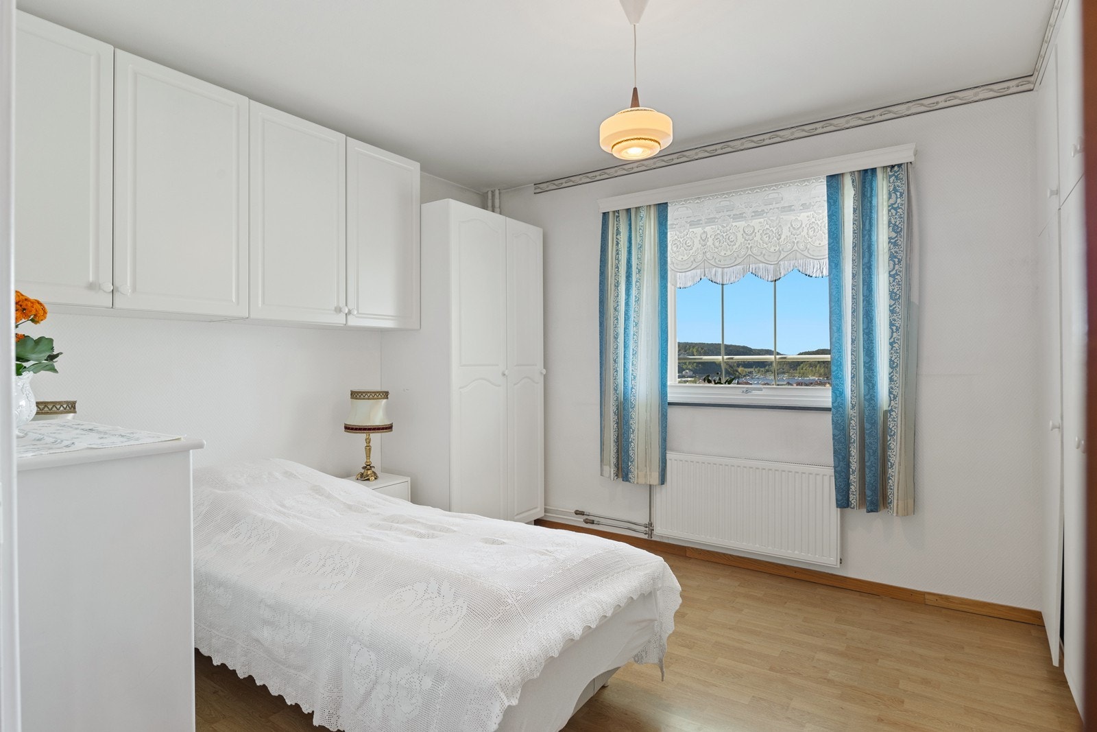 Leiligheten har ett soverom. Soverommet har en god størrelse og gir rikelig med plass til både dobbeltseng og øvrig møblement. Garderobeløsning rundt sengeplassen, som både utnytter plassen effektivt. Galleribilde