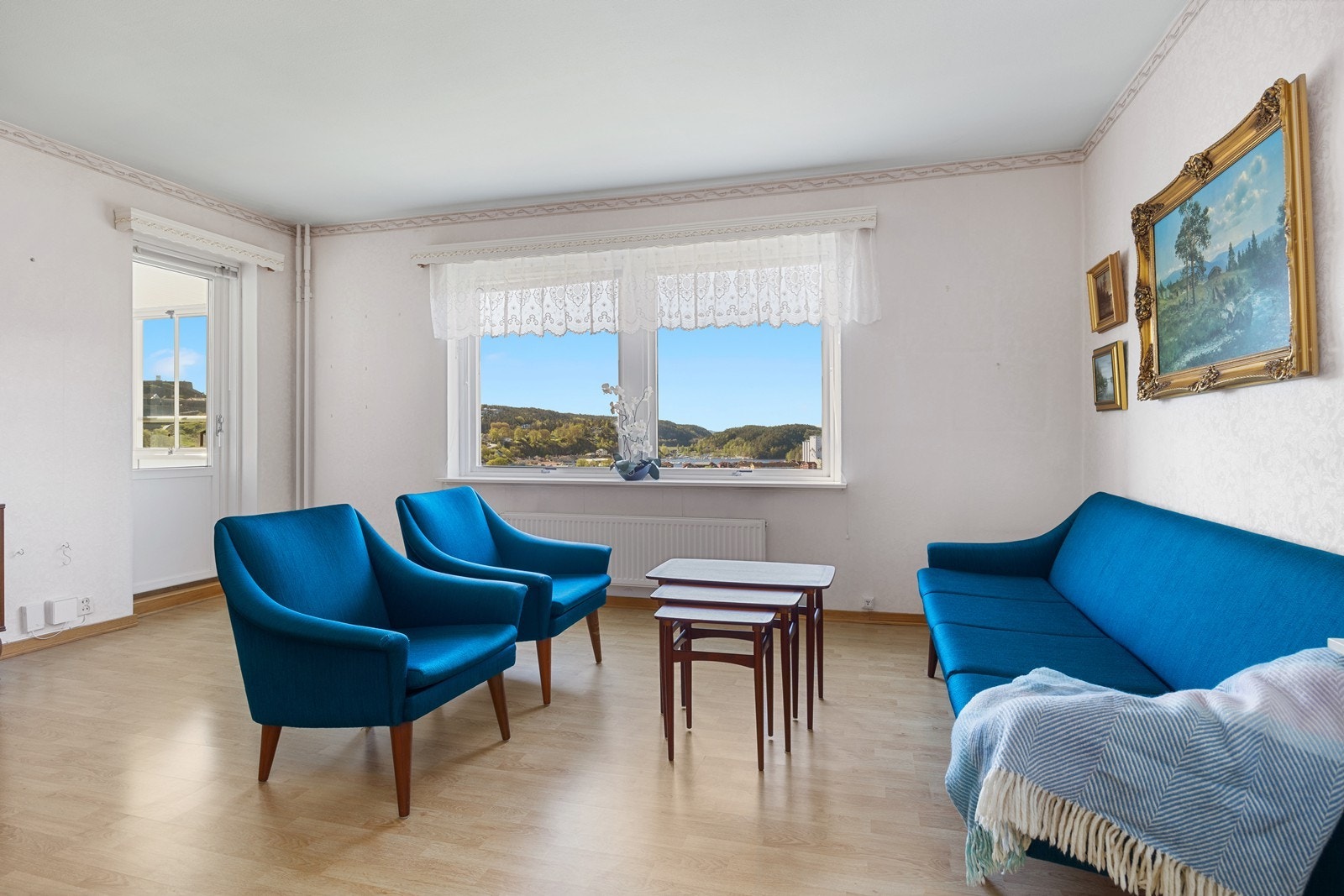 Fra stuen er det direkte utgang til en innglasset veranda - et perfekt sted å nyte morgenkaffen eller lange sommerkvelder, uansett vær. Galleribilde