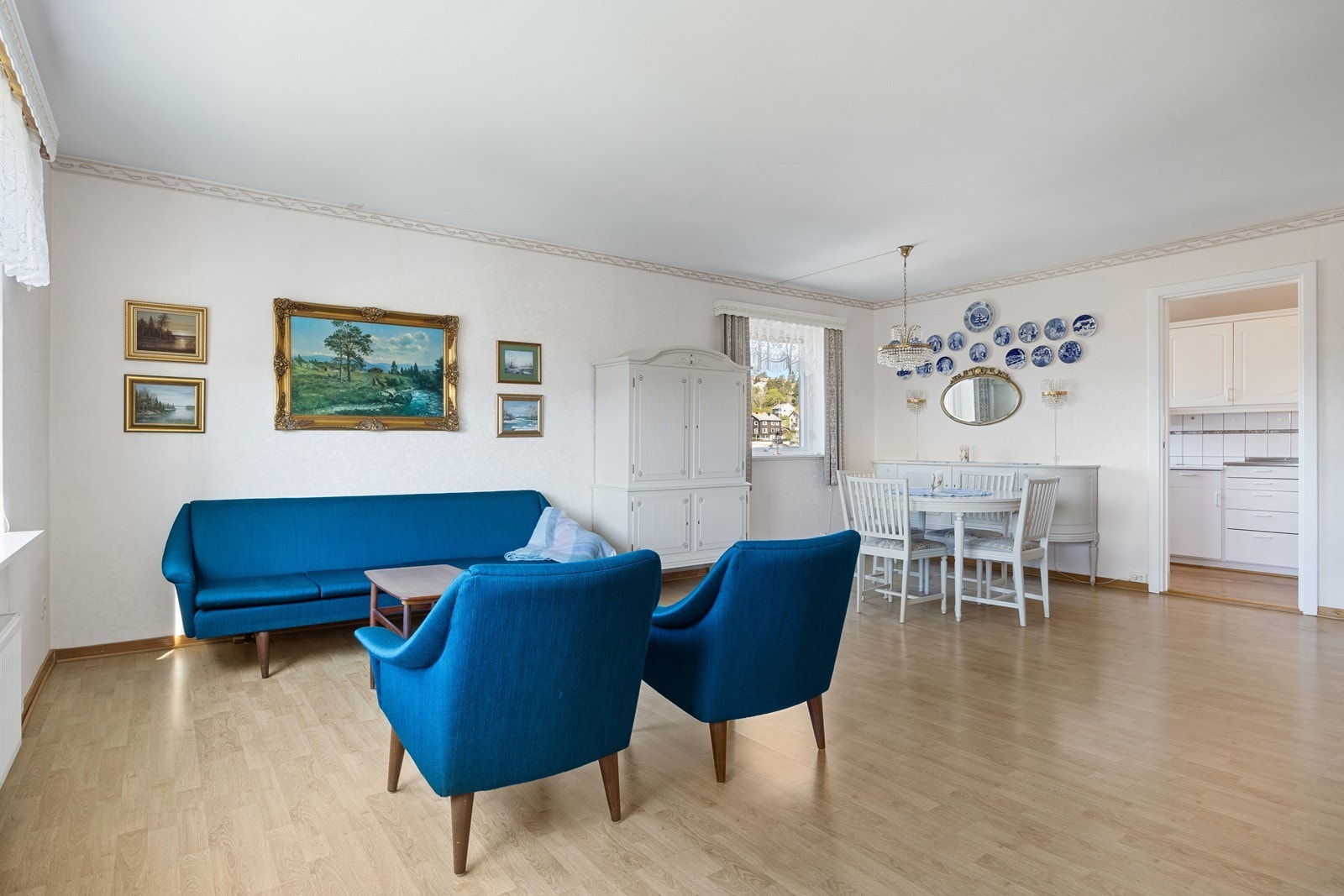 Stue og spisestue ligger i en åpen løsning. Galleribilde