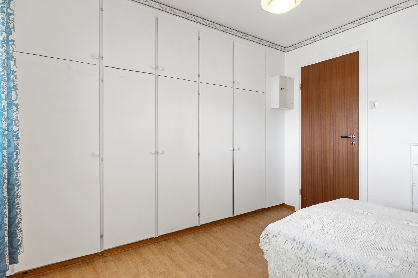 Rommet er utstyrt med integrerte garderobeskap som gir praktisk og ryddig oppbevaring. Galleribilde