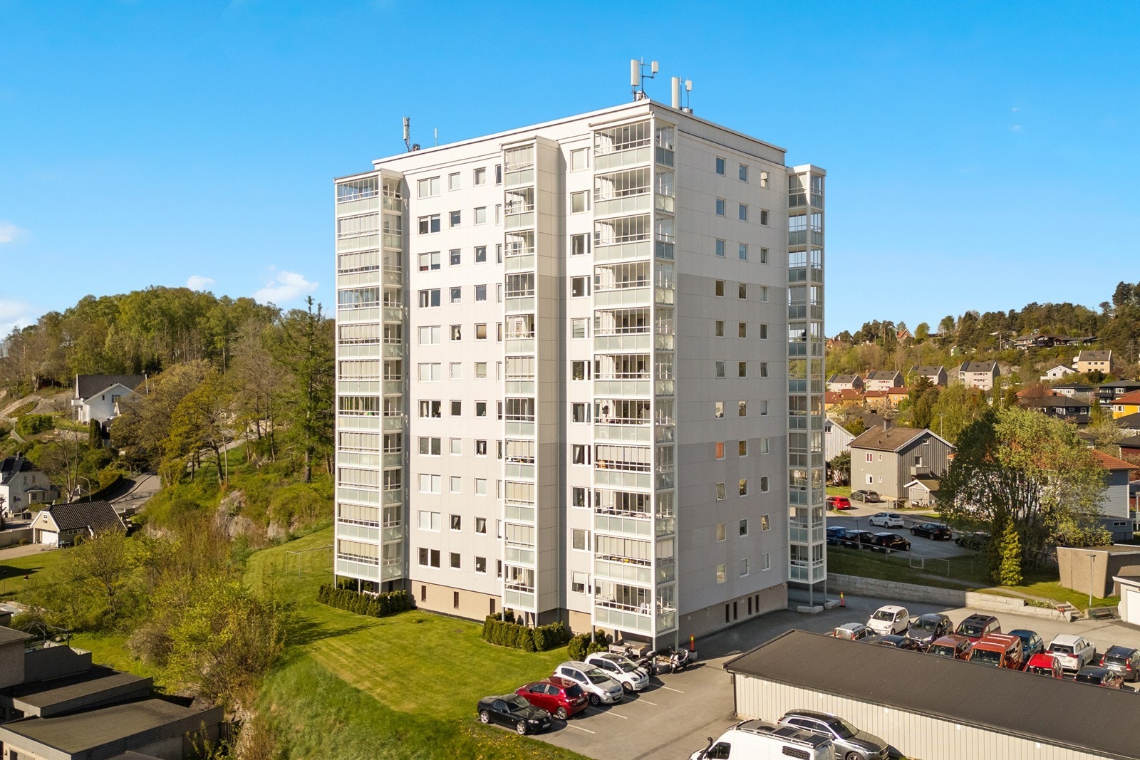 Borettslaget er tilknyttet Halden Boligbyggelag og består av 2 boligblokker, en høyblokk og en lavblokk med totalt 82 leiligheter. Galleribilde