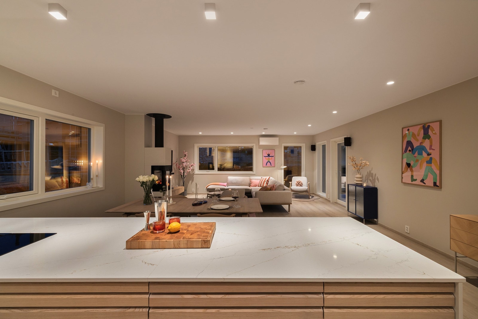 Med platetoppen i øyen står du orientert mot stuen og får mulighet til sosialisering selv under tilberedning. Galleribilde