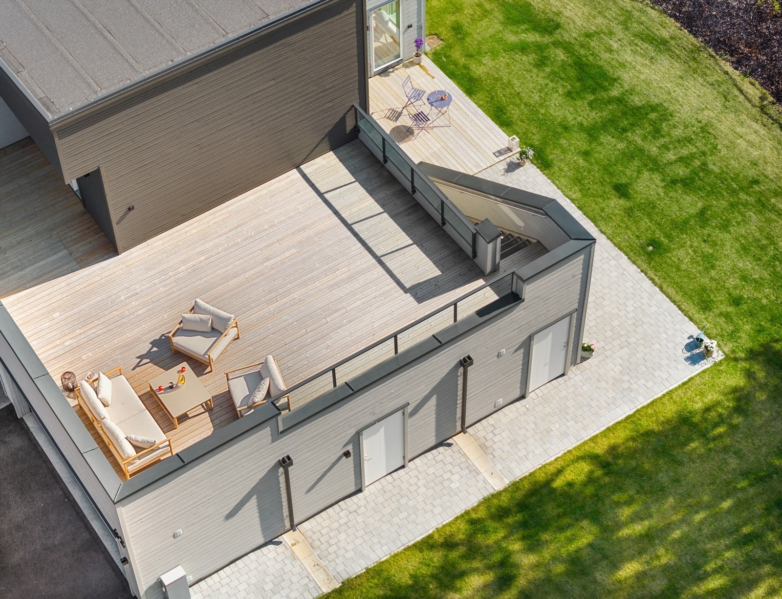 Arealet over dobbelgarasjen er utnyttet med takaltan på hele 60 kvm. Galleribilde