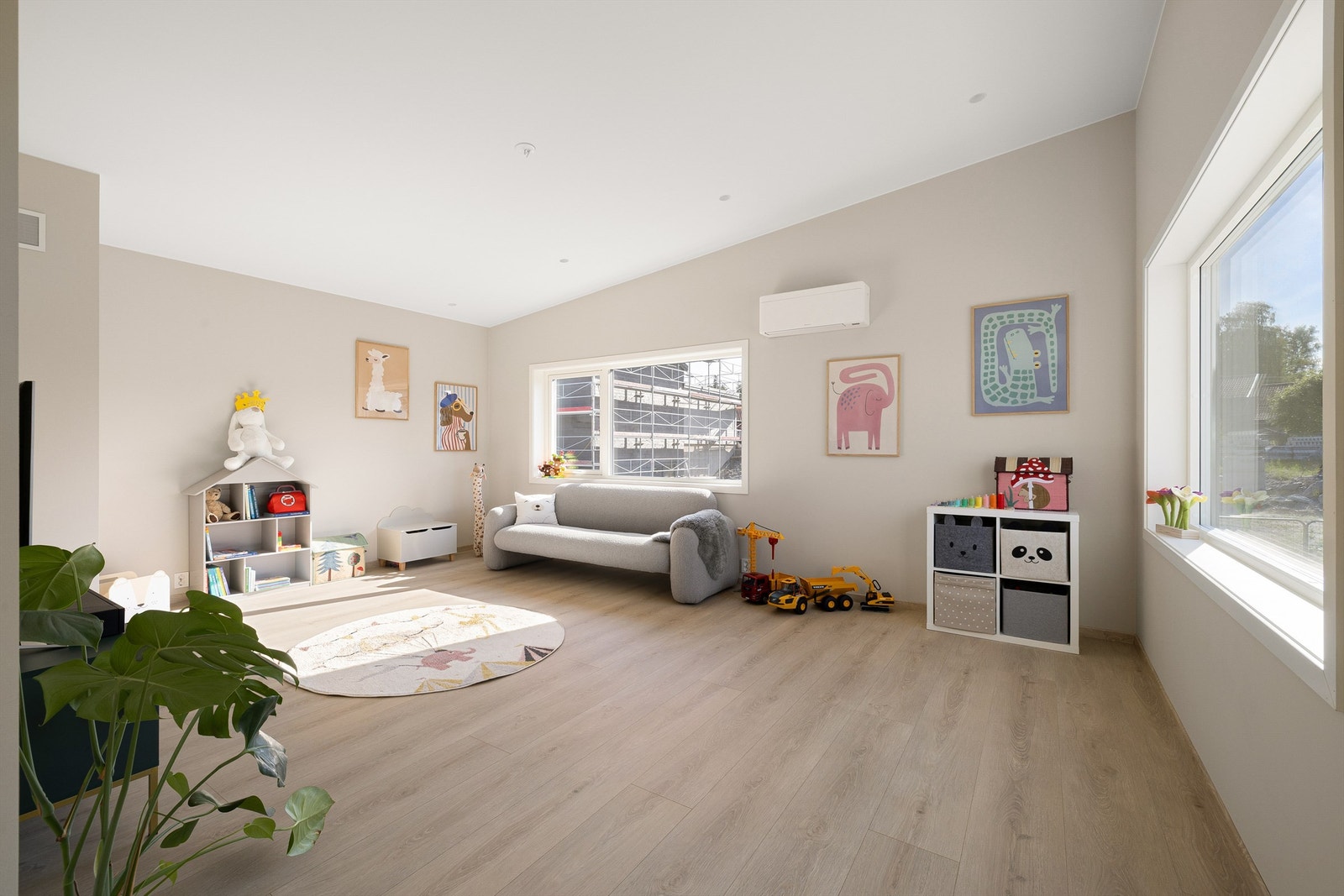 Som i stuen under er luft-luft varmepumpe installert også i stuen i andre etasje. Galleribilde