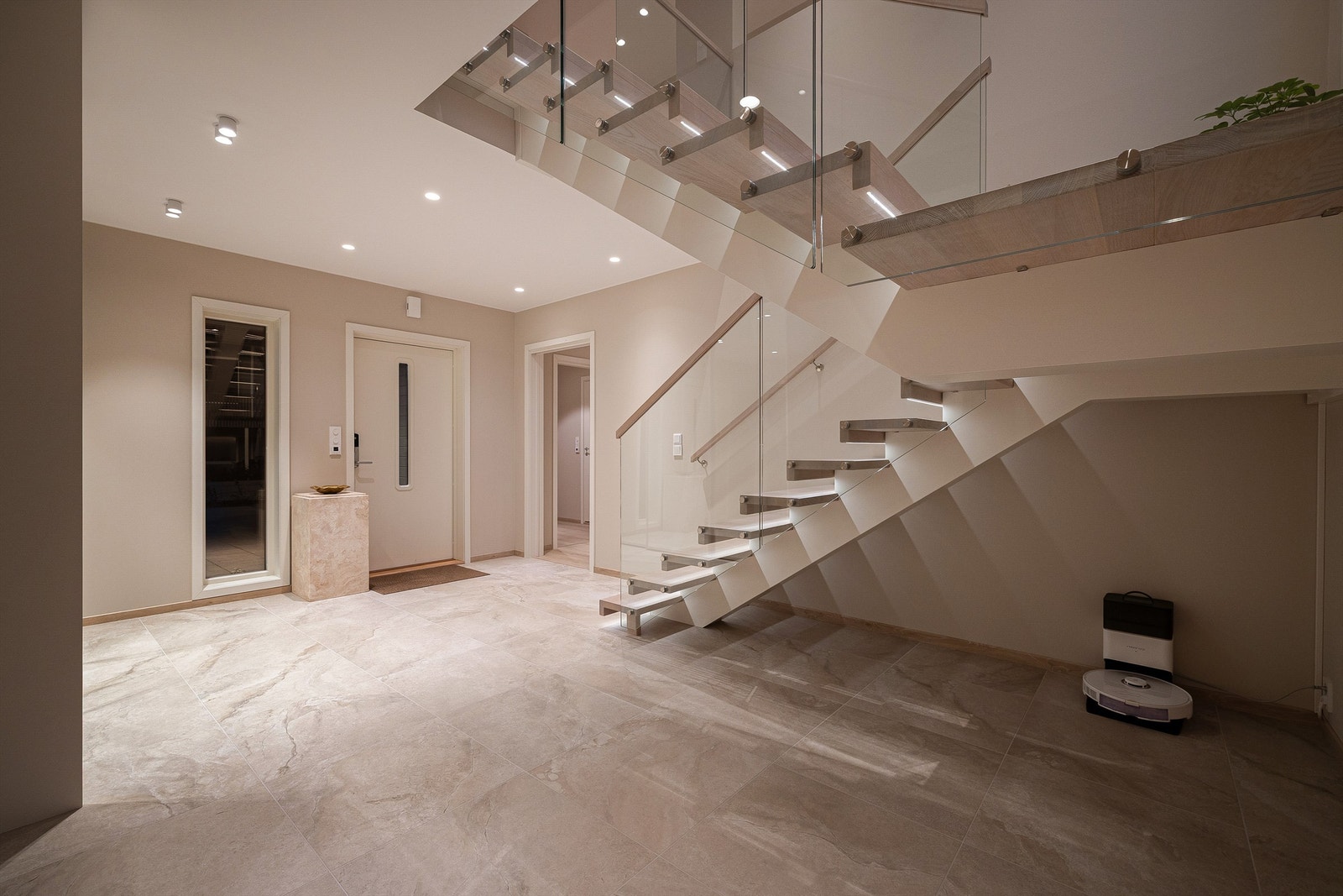 Den store hallen er et representativt første møte med boligens indre. Her er det også god plass til trillevogn. Galleribilde