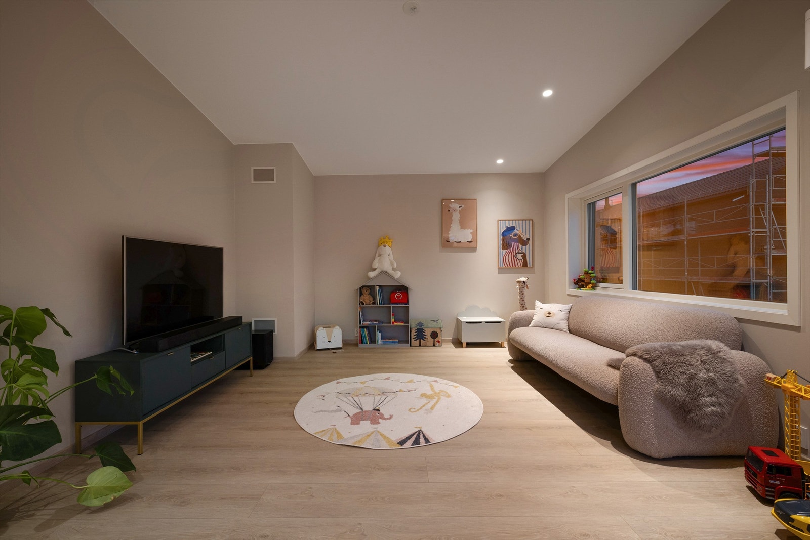 Denne romslige stuen på nesten 25 kvm. passer perfekt som både TV-stue og barnas egen avdeling. Galleribilde